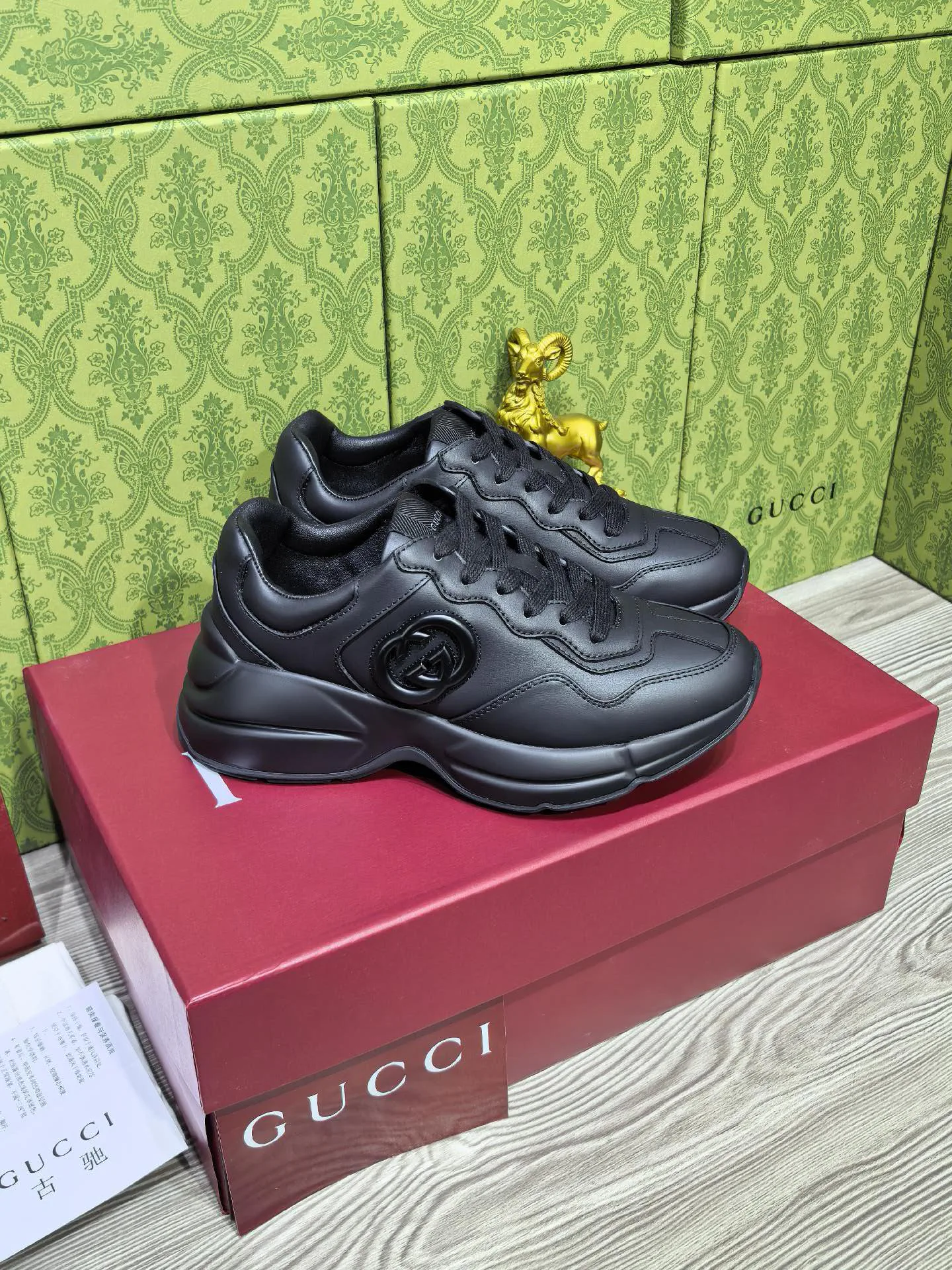 Women's Sneakers GUCCI 18039944
