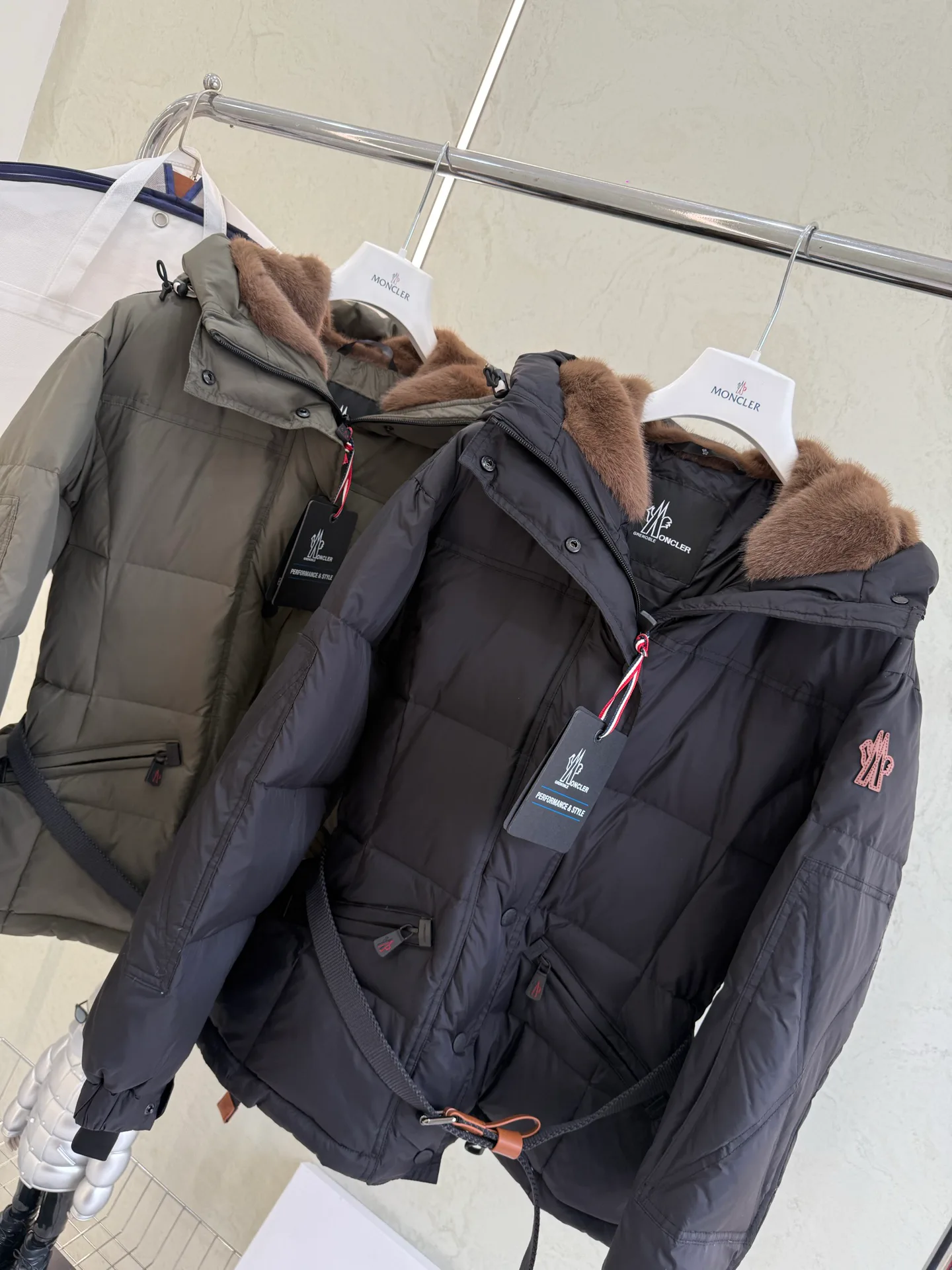 Women's Jackets And Down Jackets MONCLER 18043561