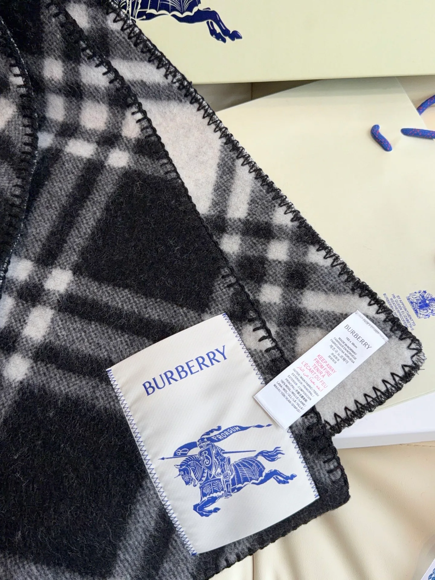 Scarves BURBERRY 18104960