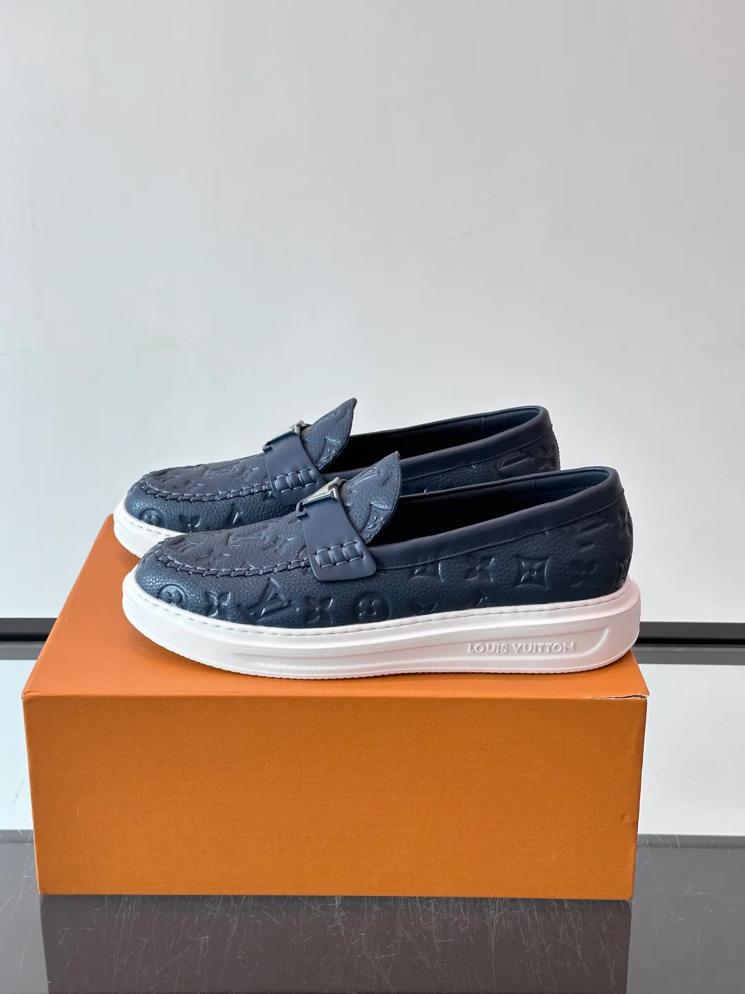 Men's Loafers And Dress Shoes LOUIS VUITTON 18400586