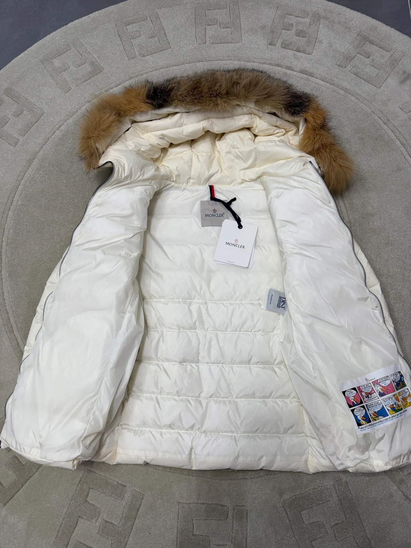 Women's Jackets And Down Jackets MONCLER 17829902