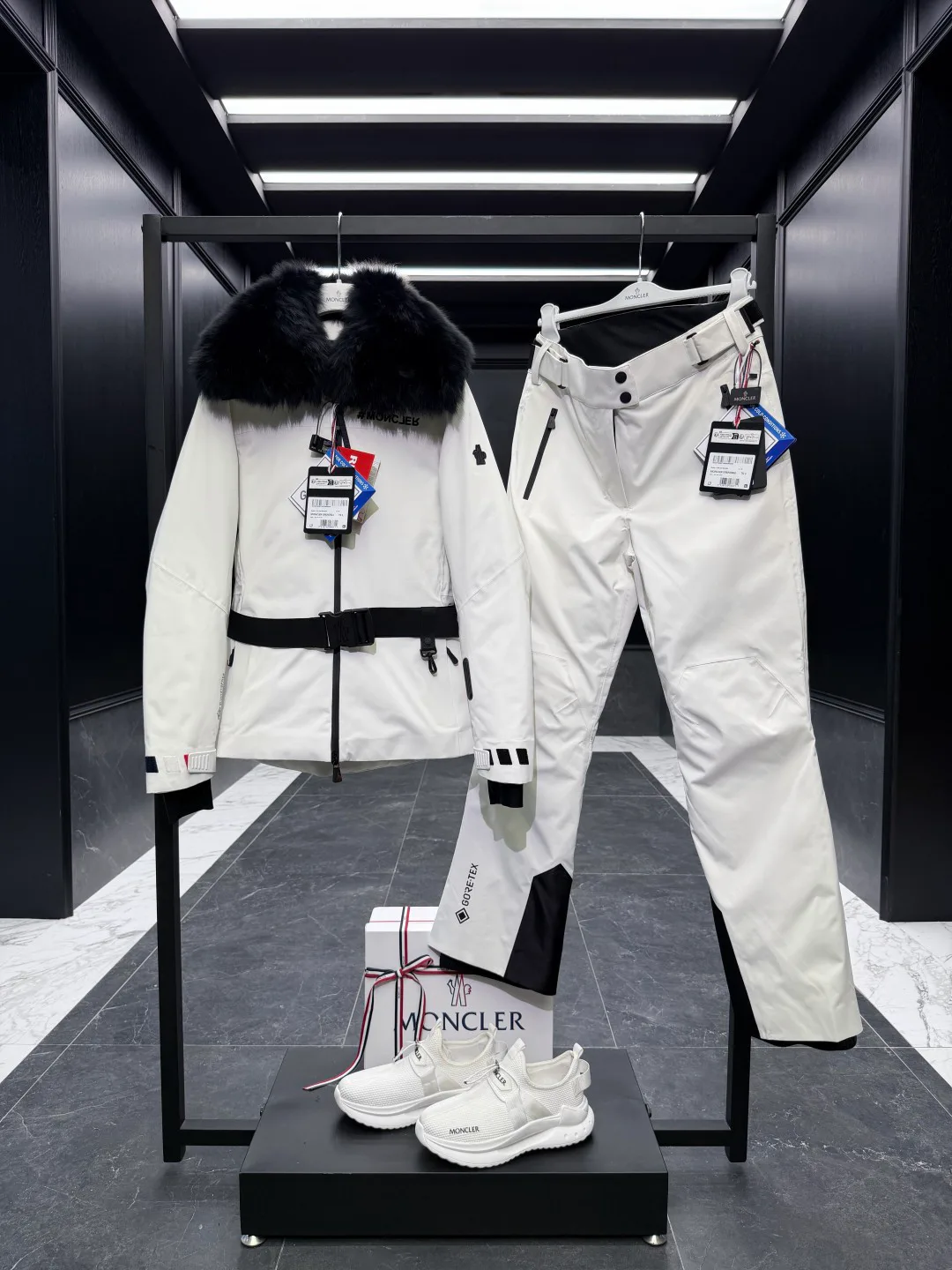 Women's Jackets And Down Jackets MONCLER 18134290
