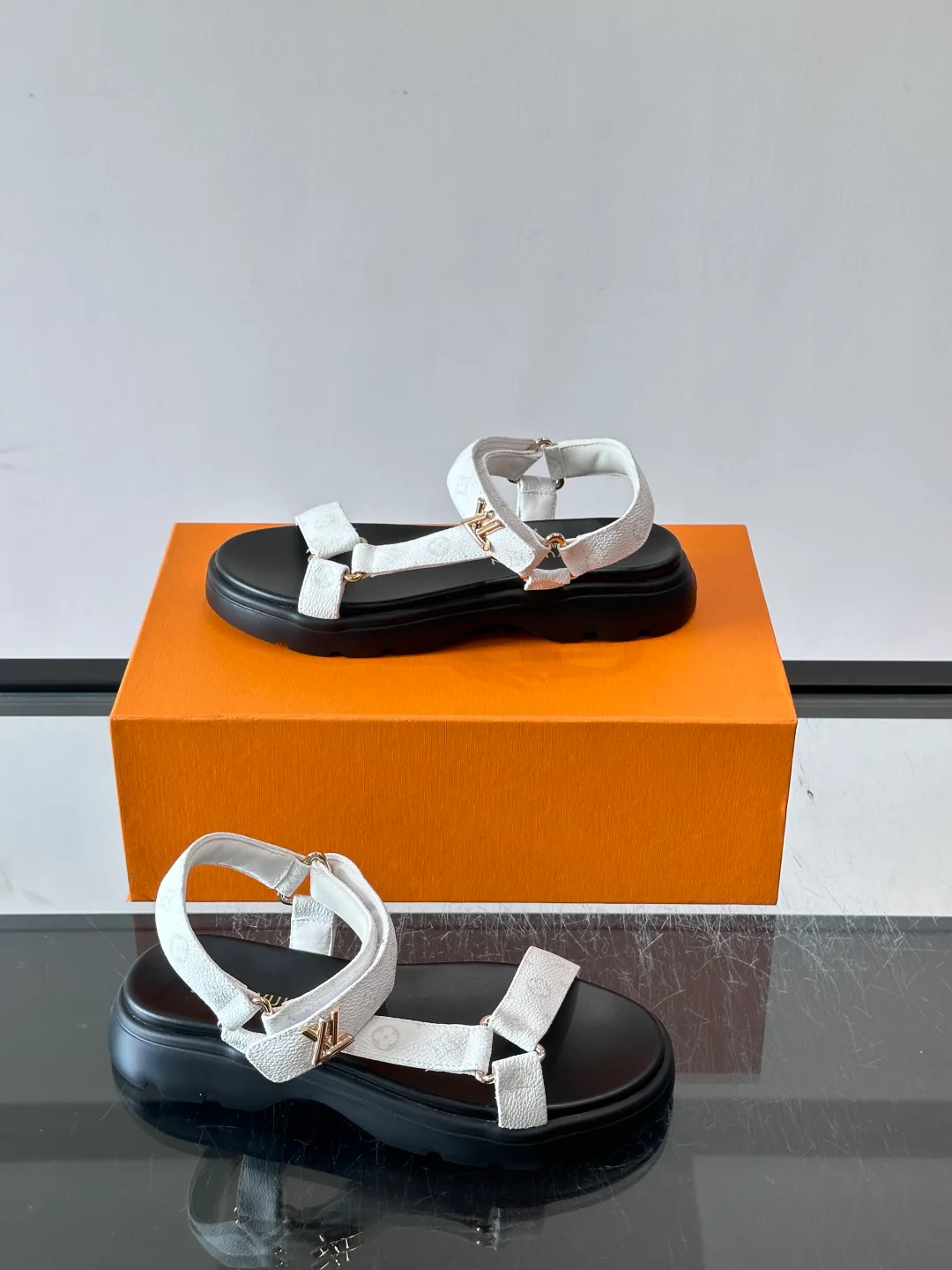 Women's Open-Toe Sandals LOUIS VUITTON 17536538