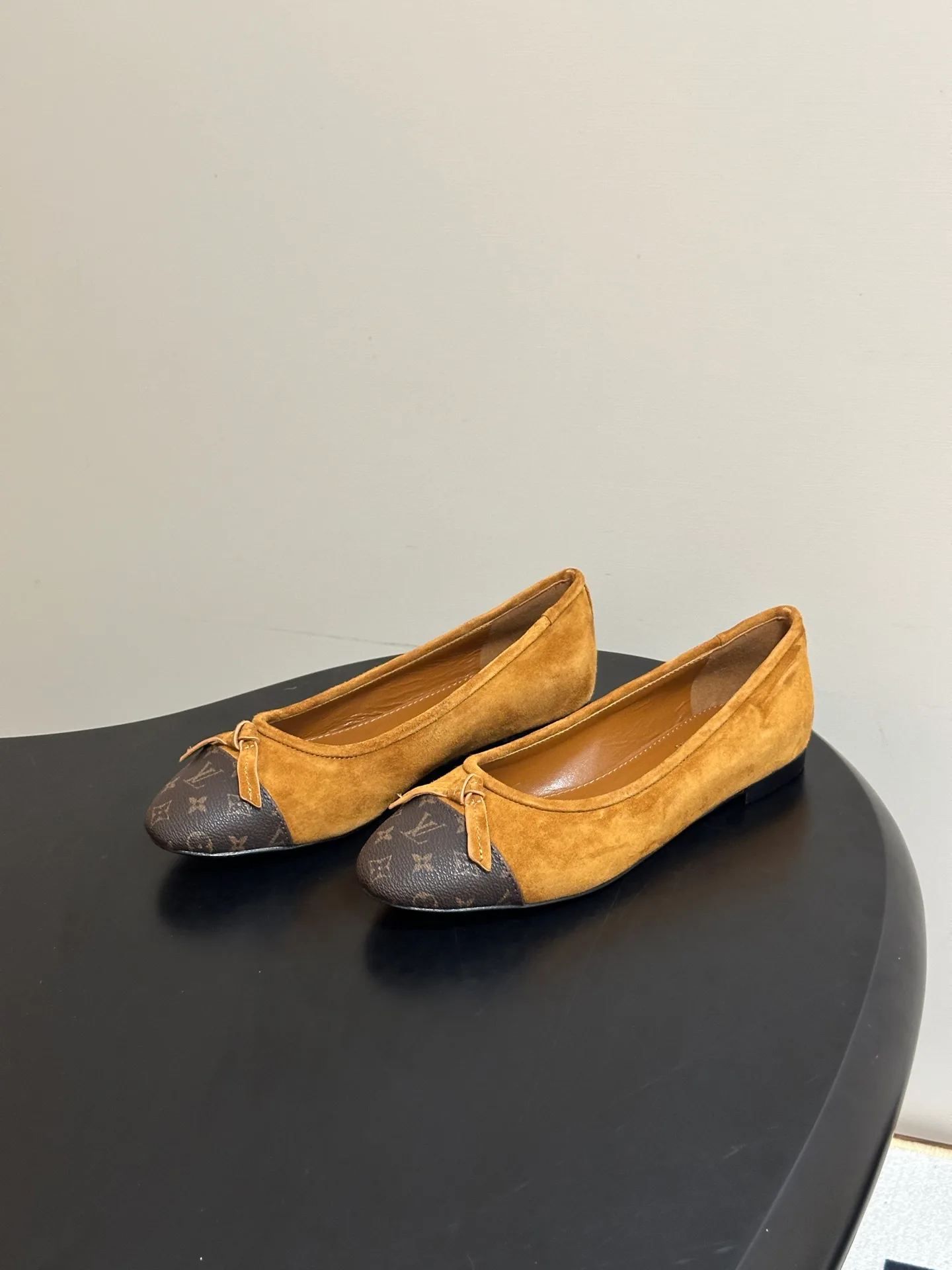 Women's Ballet Flats LOUIS VUITTON 18049407
