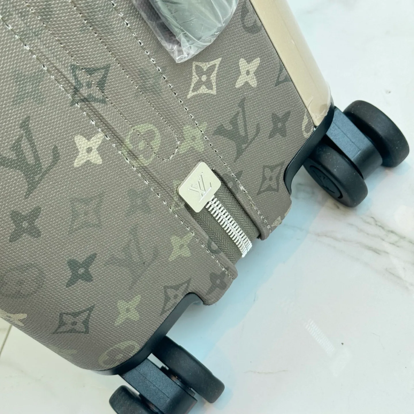 Suitcases LOUIS VUITTON 17675232
