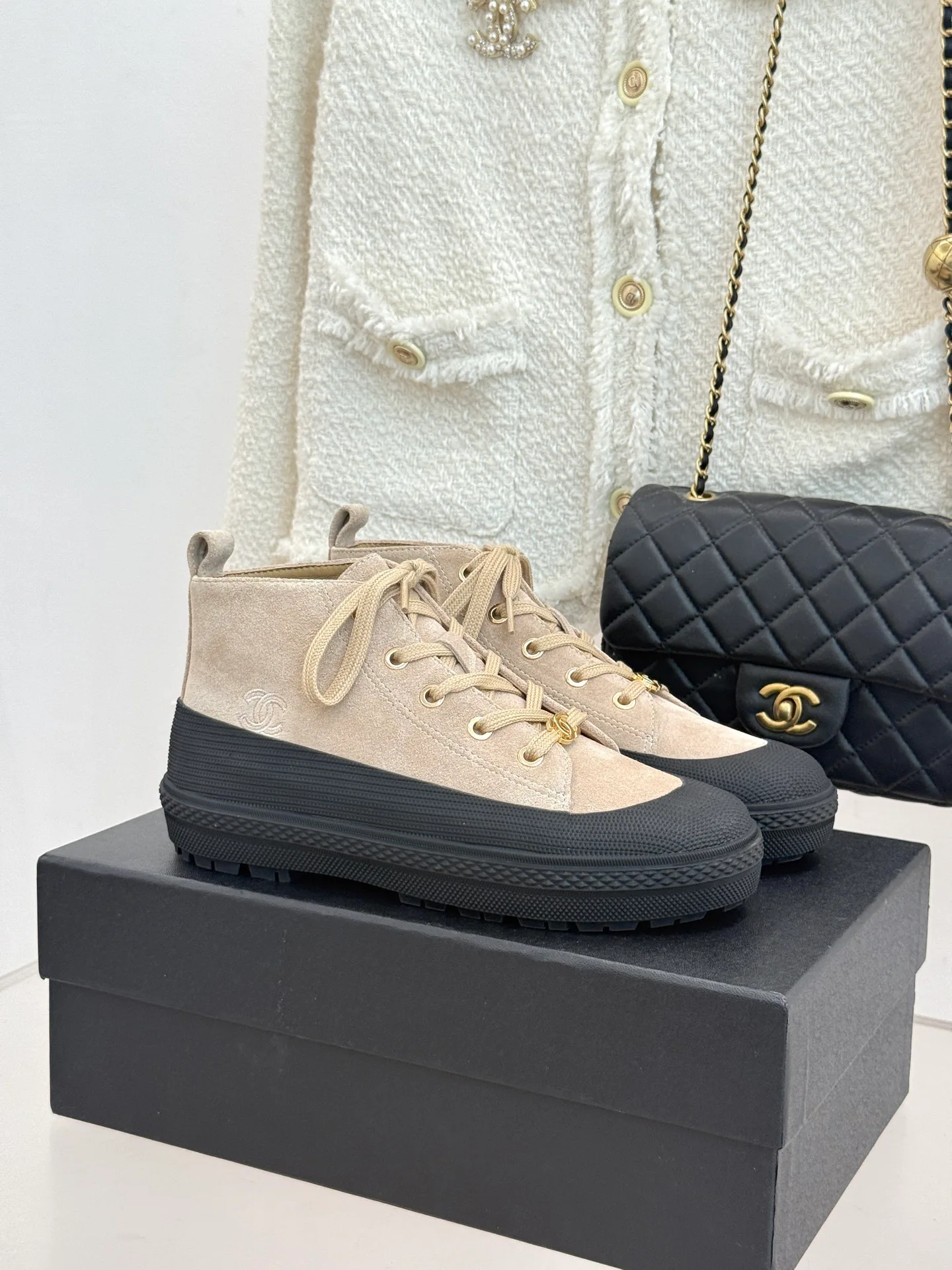 Women's Sneakers CHANEL 18436487