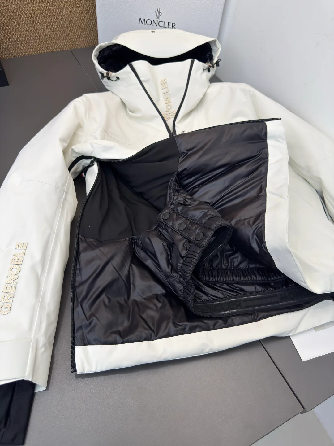 Women's Jackets And Down Jackets MONCLER 19580631