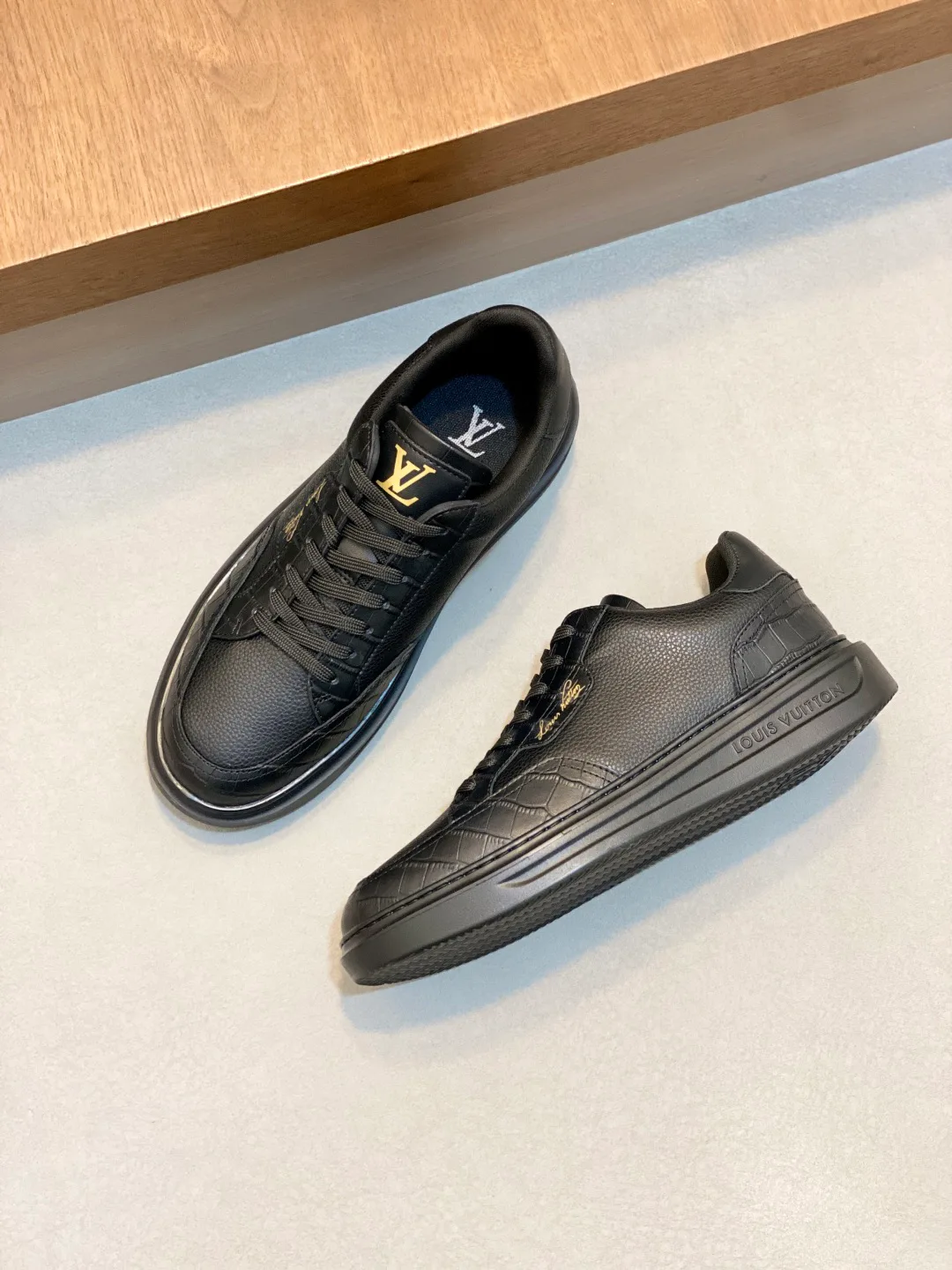 Men's Sneakers LOUIS VUITTON 18265107