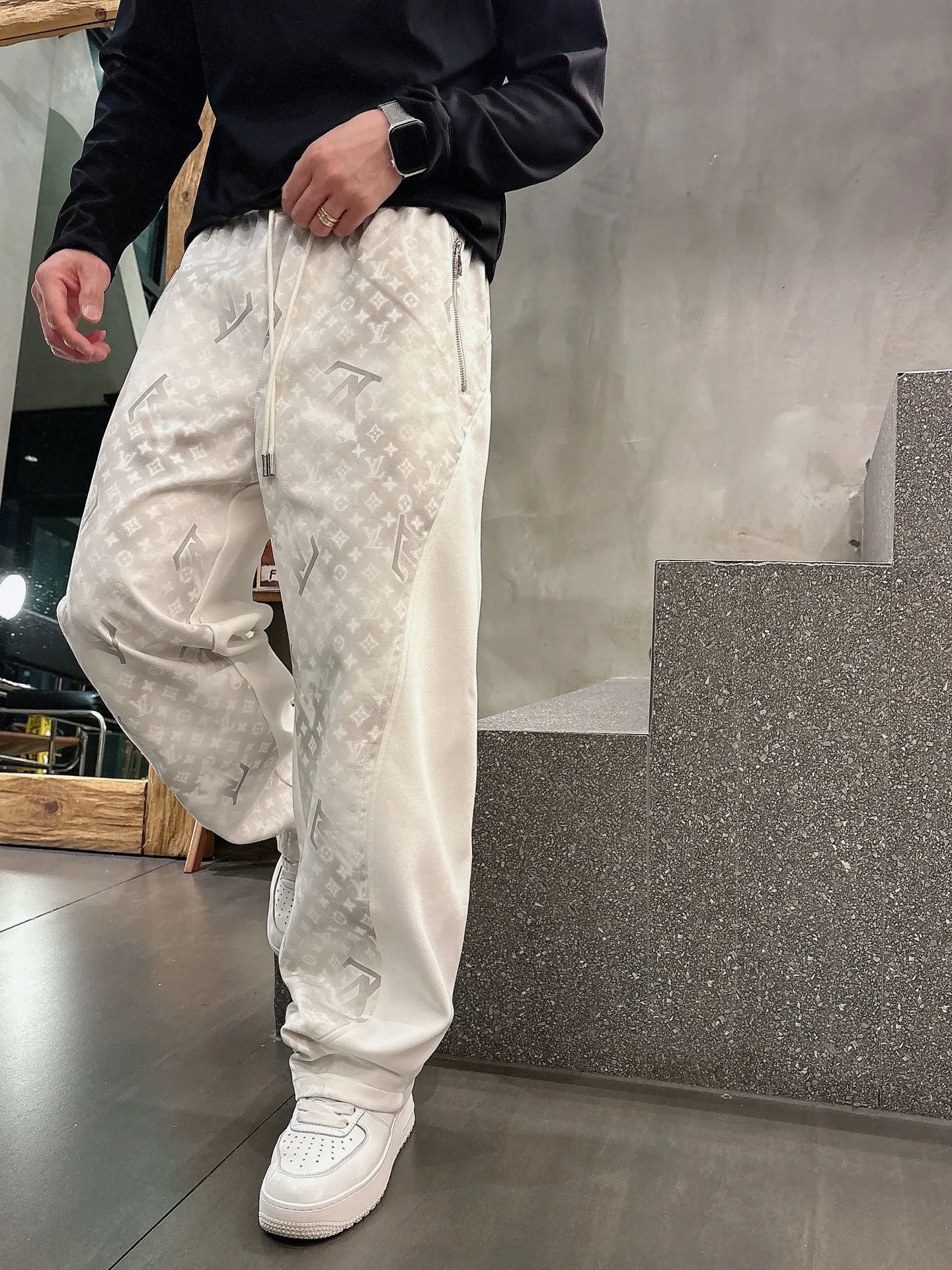 Men's Trousers LOUIS VUITTON 18340436