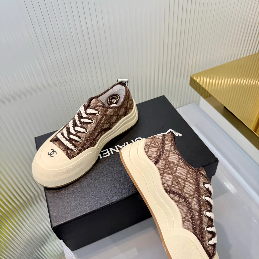 Women's Sneakers CHANEL 18366979