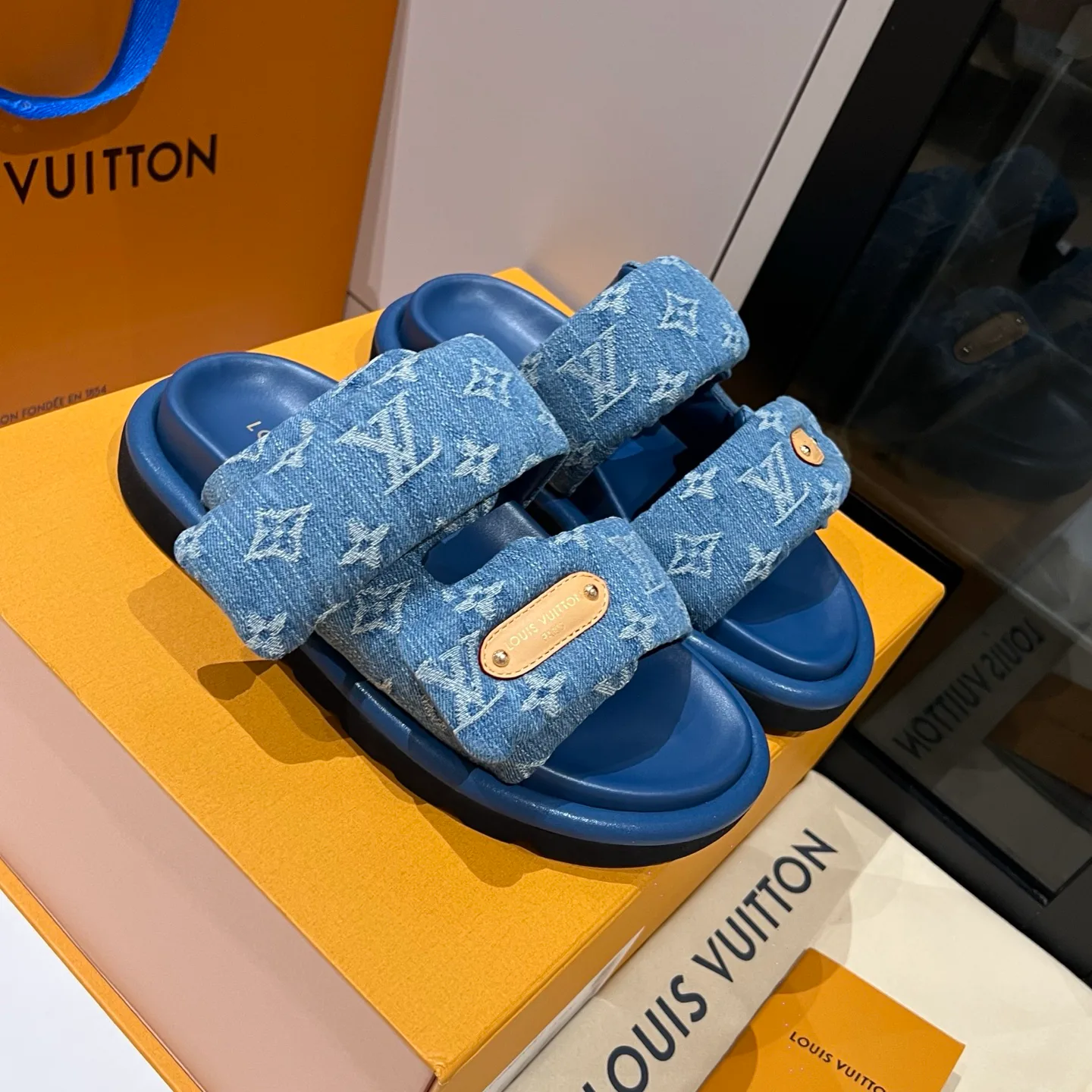 Women's Flip-Flops LOUIS VUITTON 17608427