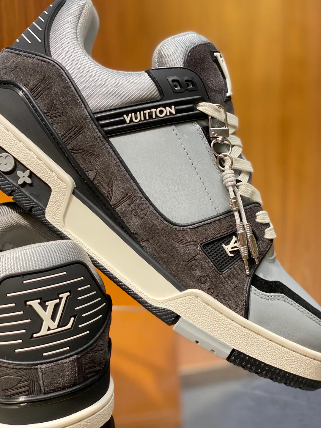 Men's Sneakers LOUIS VUITTON 18119328
