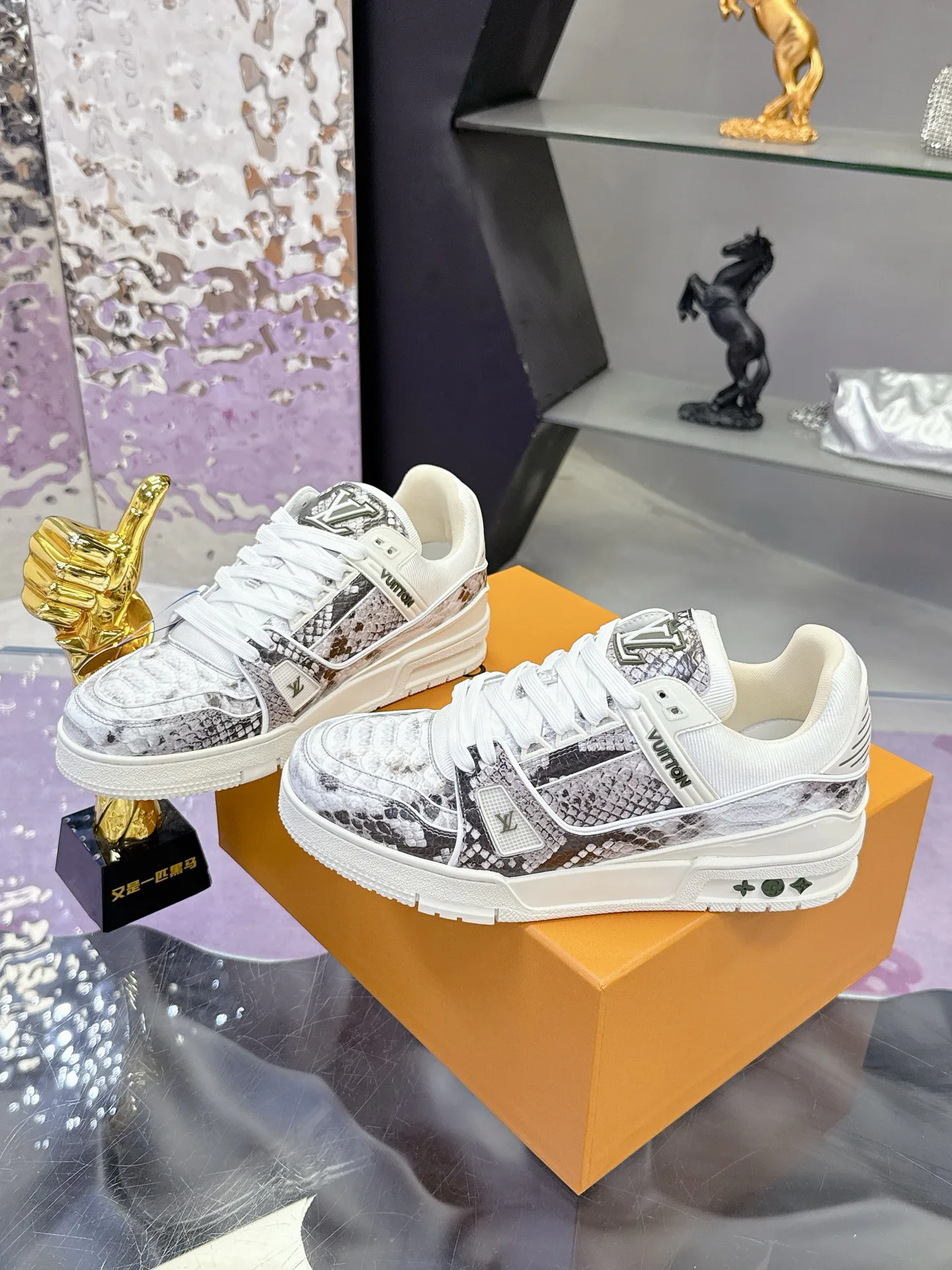Men's Sneakers LOUIS VUITTON 17530407