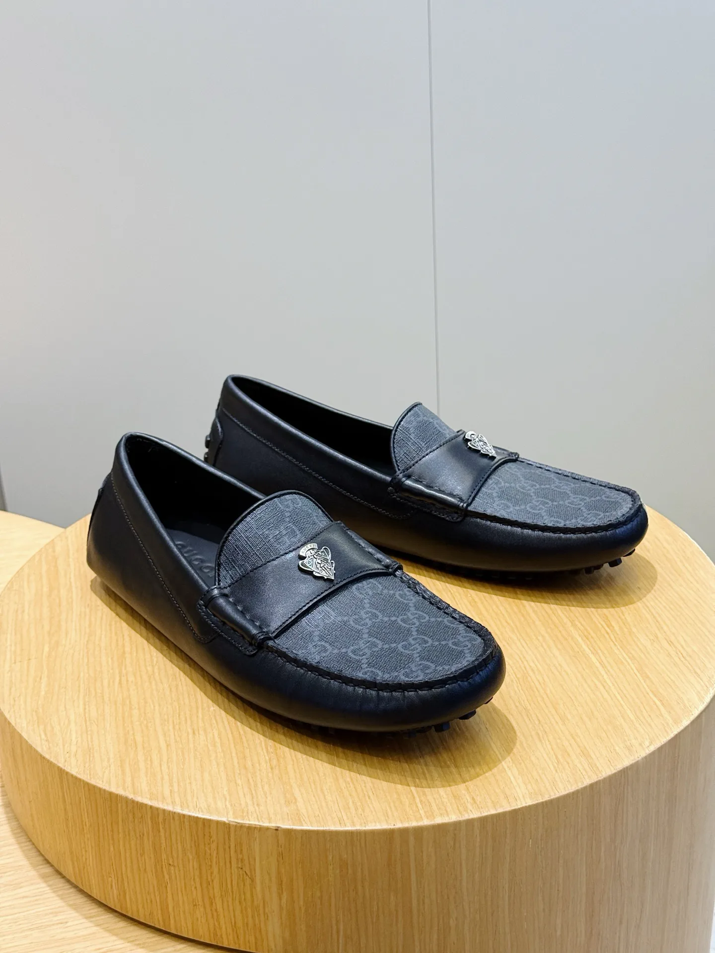 Men's Loafers And Dress Shoes GUCCI 18101429