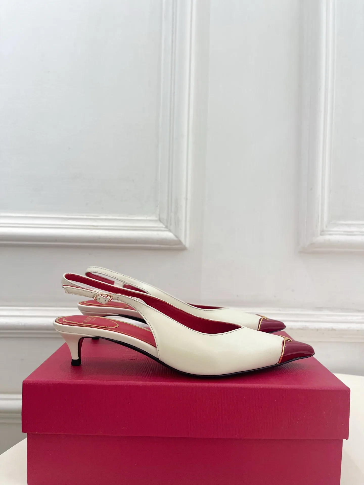 Women's Open-Toe Sandals VALENTINO 17482671