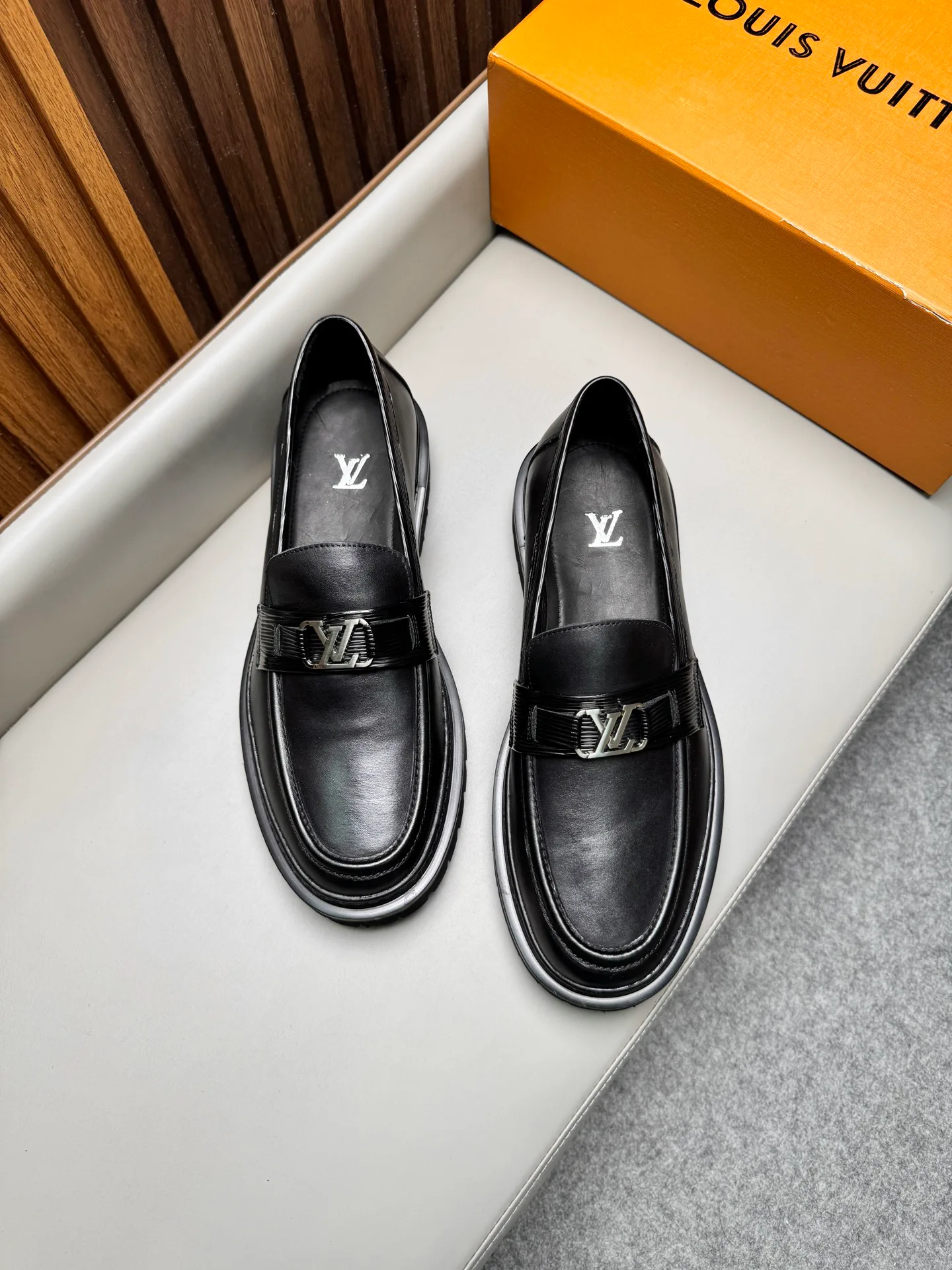 Men's Loafers And Dress Shoes LOUIS VUITTON 17470883