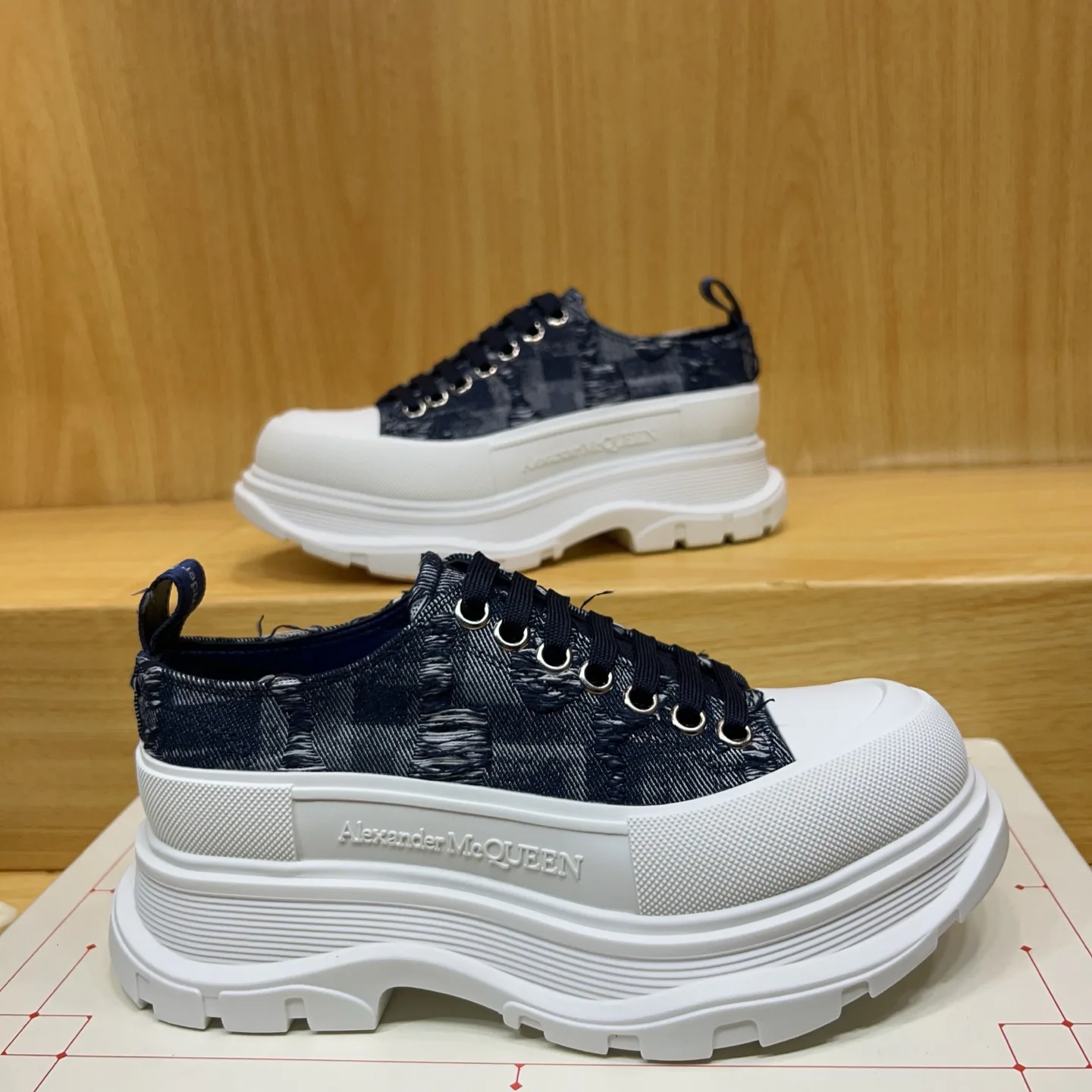 Women's Sneakers ALEXANDER MCQUEEN 17545304
