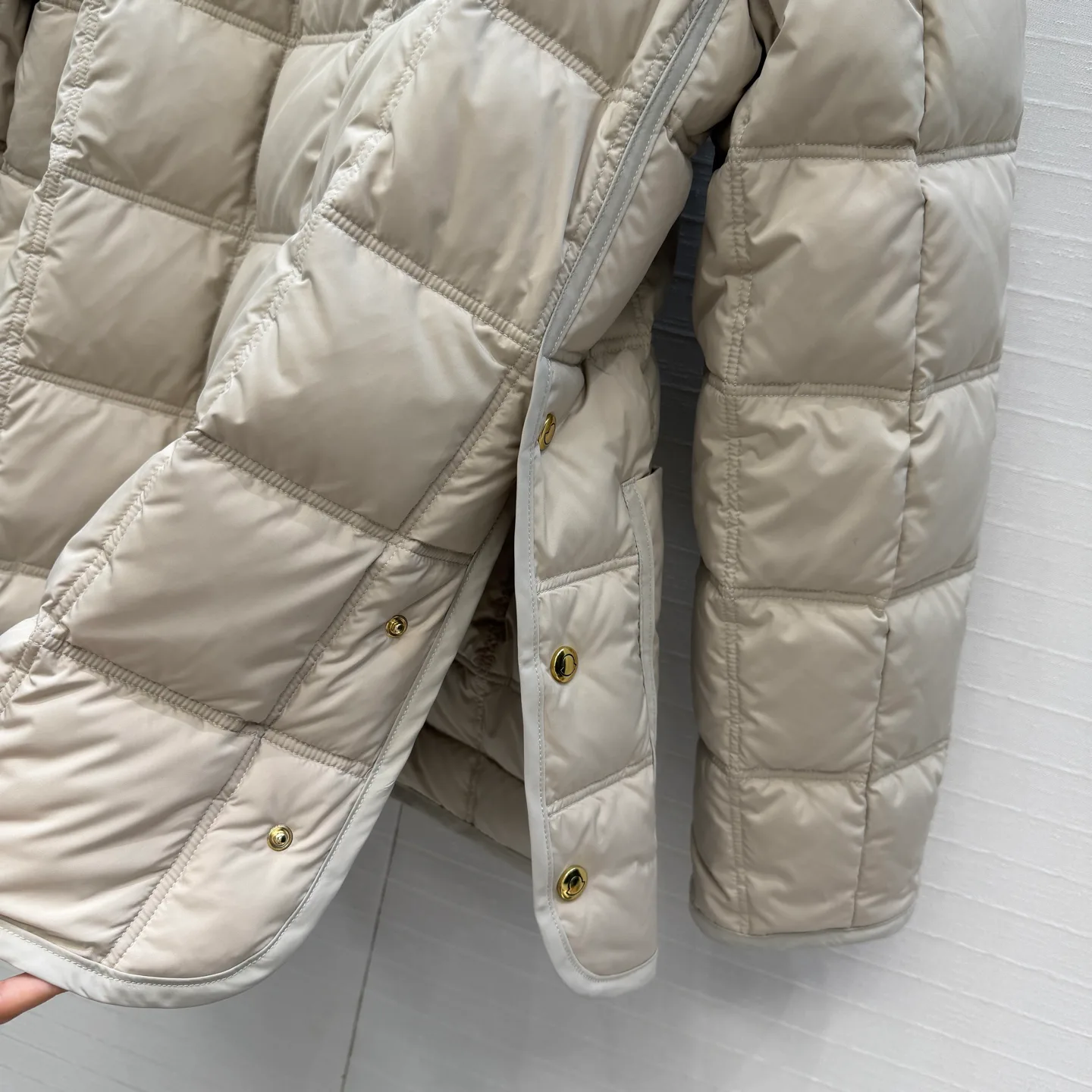 Women's Jackets And Down Jackets MONCLER 17944642