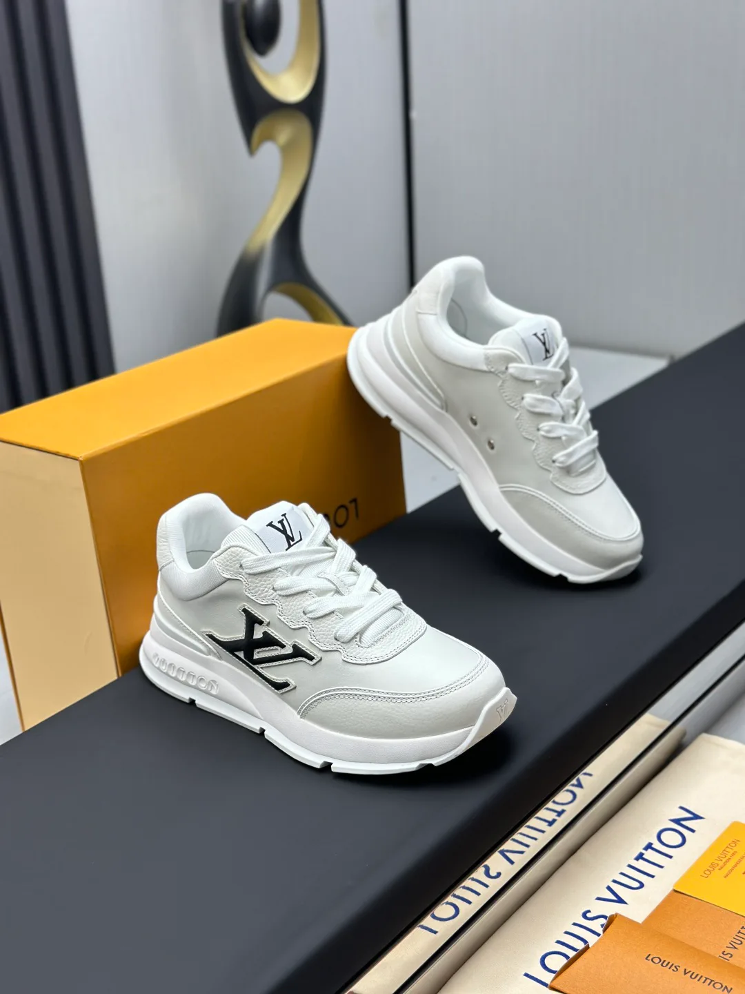 Women's Sneakers LOUIS VUITTON 18212263