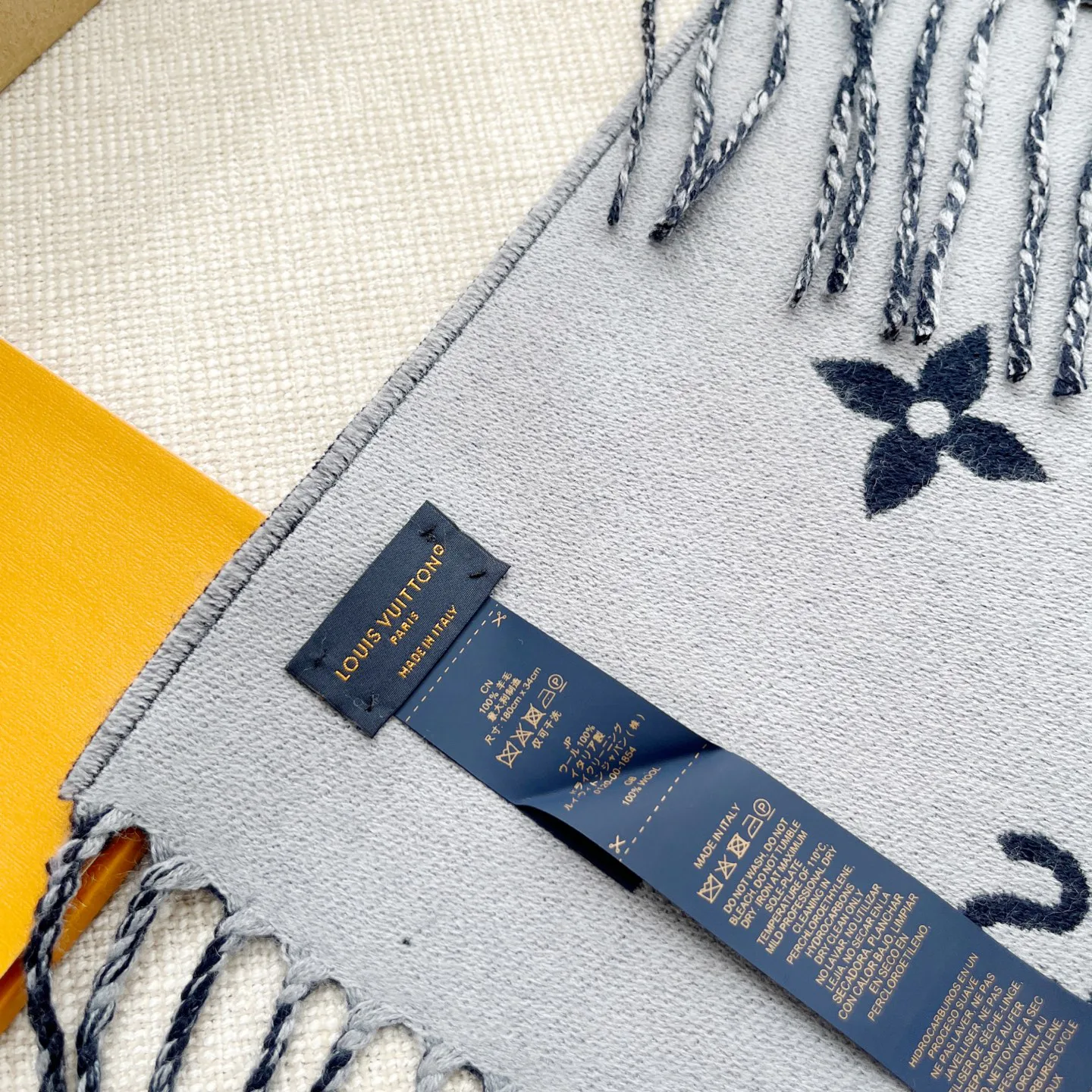 Scarves LOUIS VUITTON 18462785