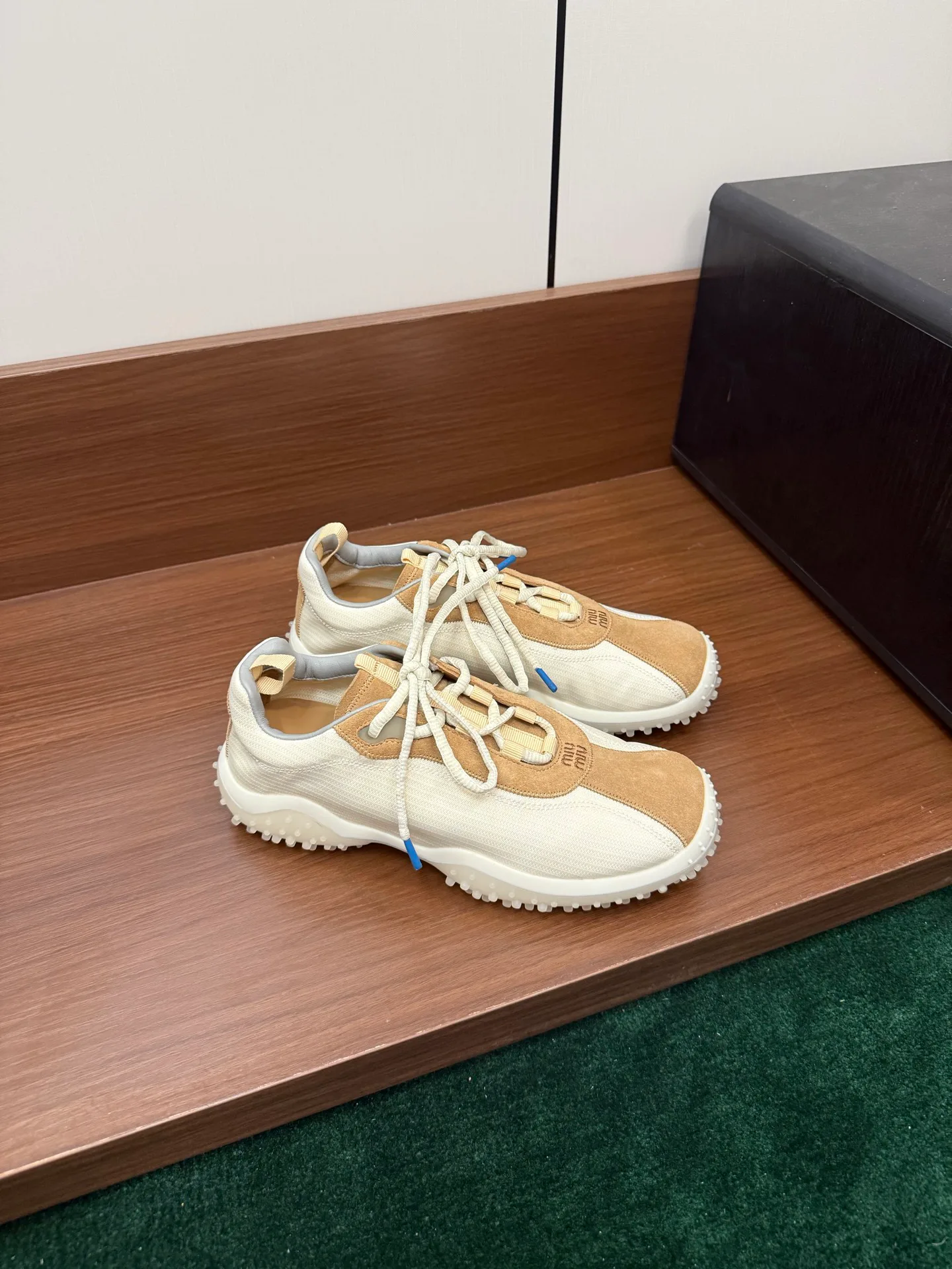 Women's Sneakers MIU MIU 18042052