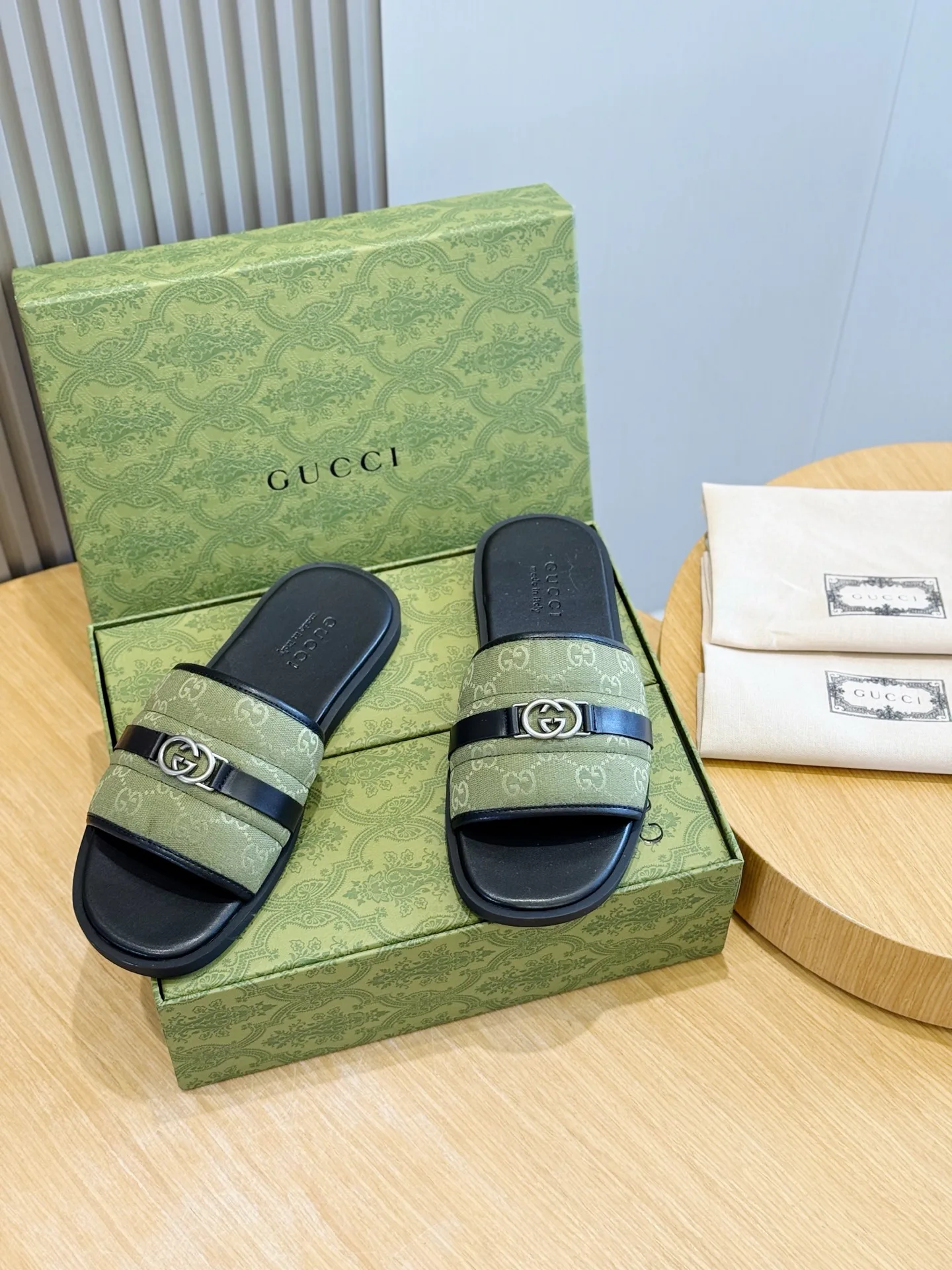 Men's Flip-Flops GUCCI 17349632