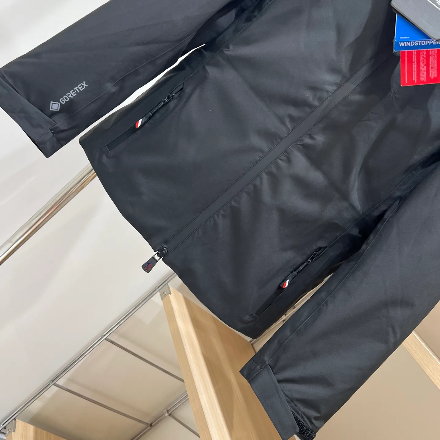 Women's Jackets And Down Jackets MONCLER 18131361