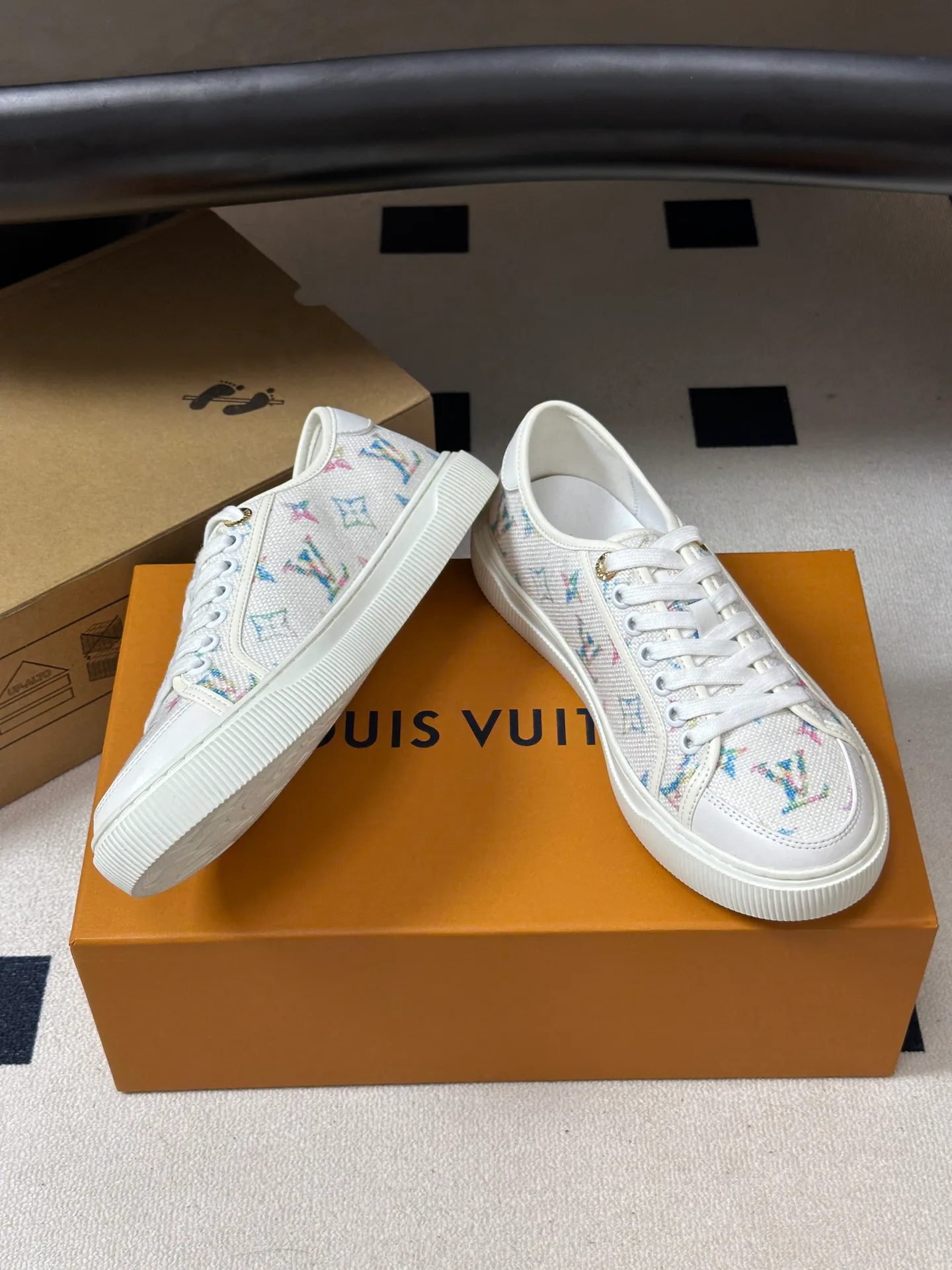 Women's Sneakers LOUIS VUITTON 18340950