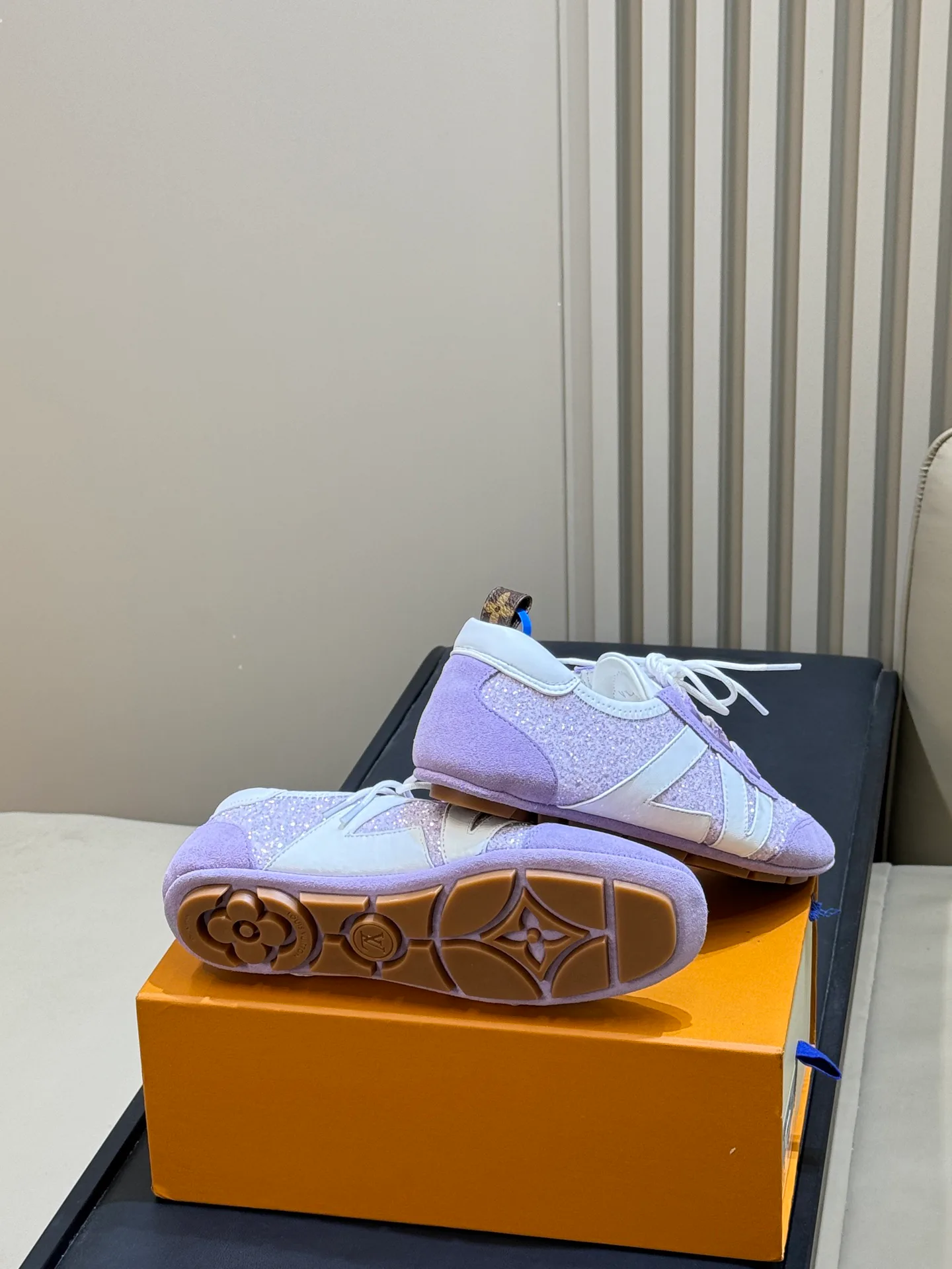 Women's Sneakers LOUIS VUITTON 18073226