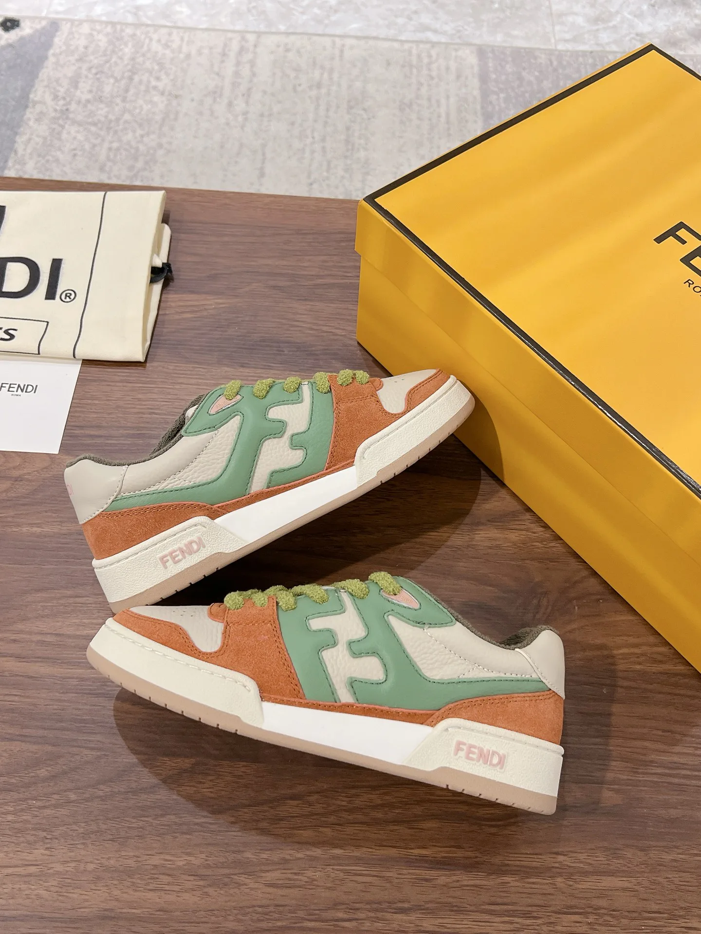Women's Sneakers FENDI 18219601