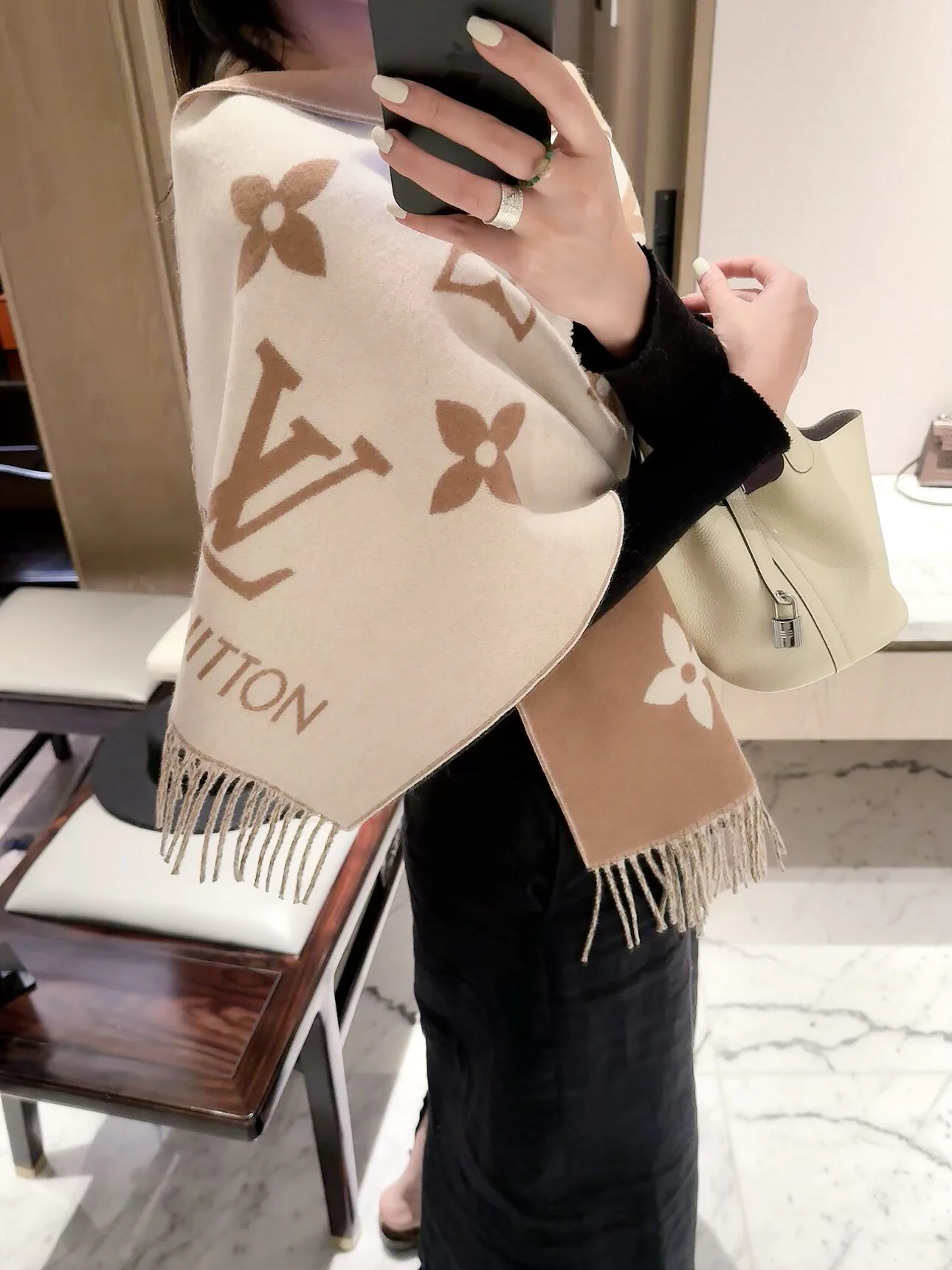 Scarves LOUIS VUITTON 18427102