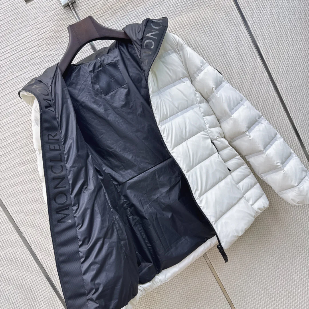 Women's Jackets And Down Jackets MONCLER 18450472