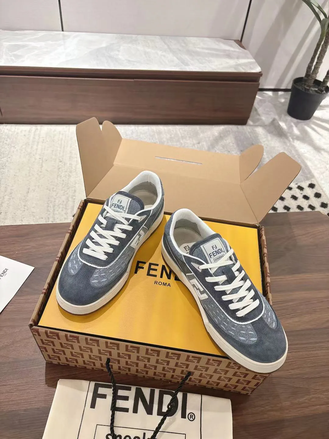 Women's Sneakers FENDI 18219521