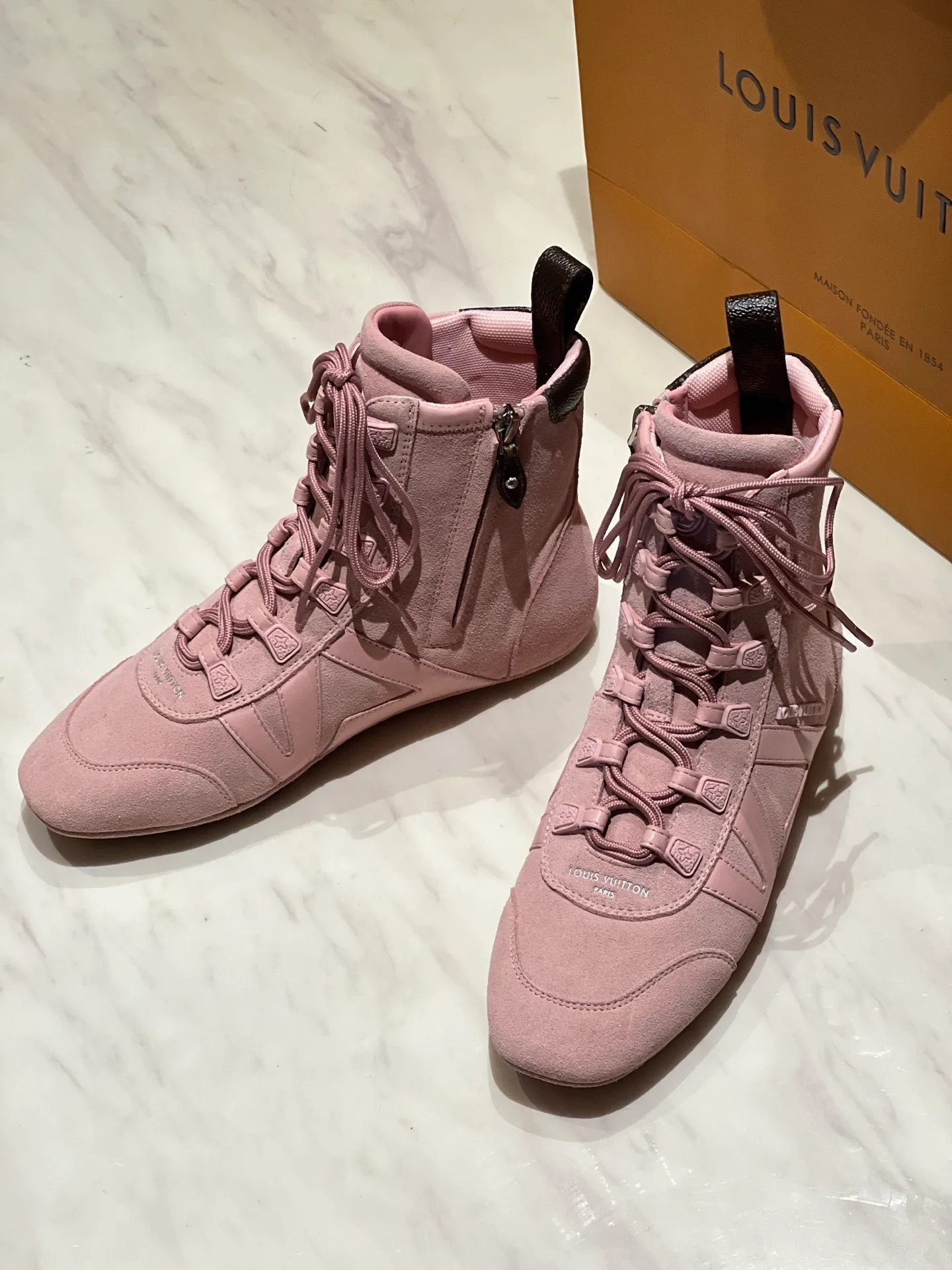 Women's Sneakers LOUIS VUITTON 18194176