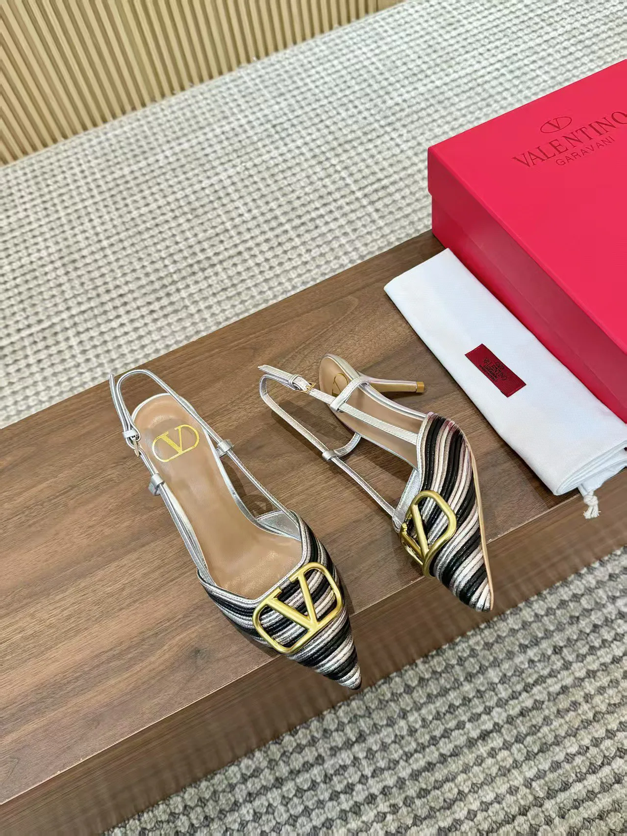 Women's Open-Toe Sandals VALENTINO 17956877