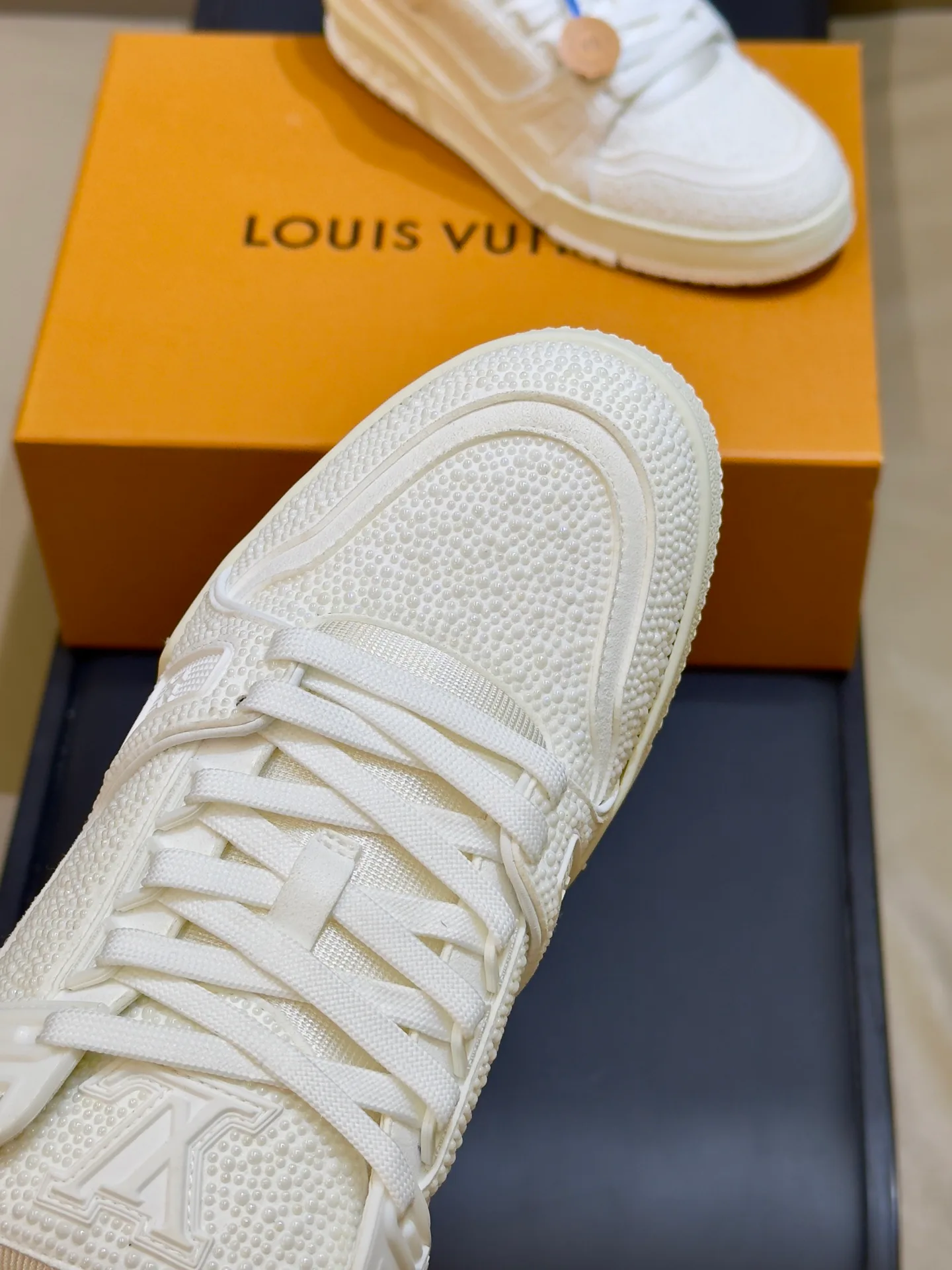 Women's Sneakers LOUIS VUITTON 18073560