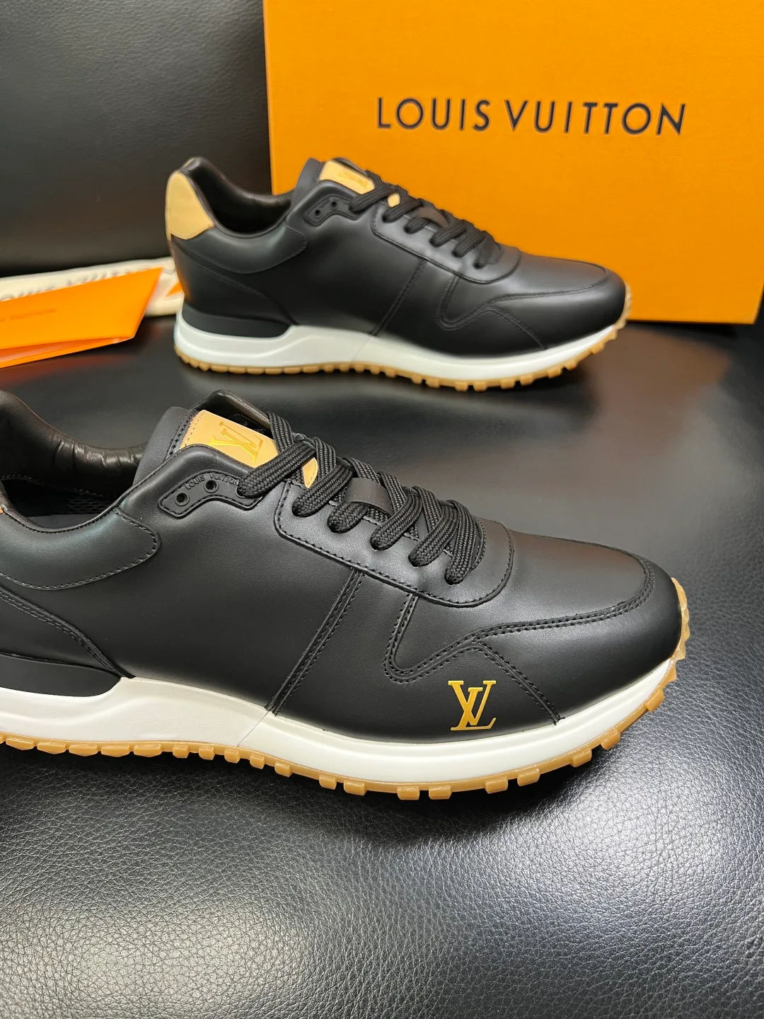 Men's Sneakers LOUIS VUITTON 18103428