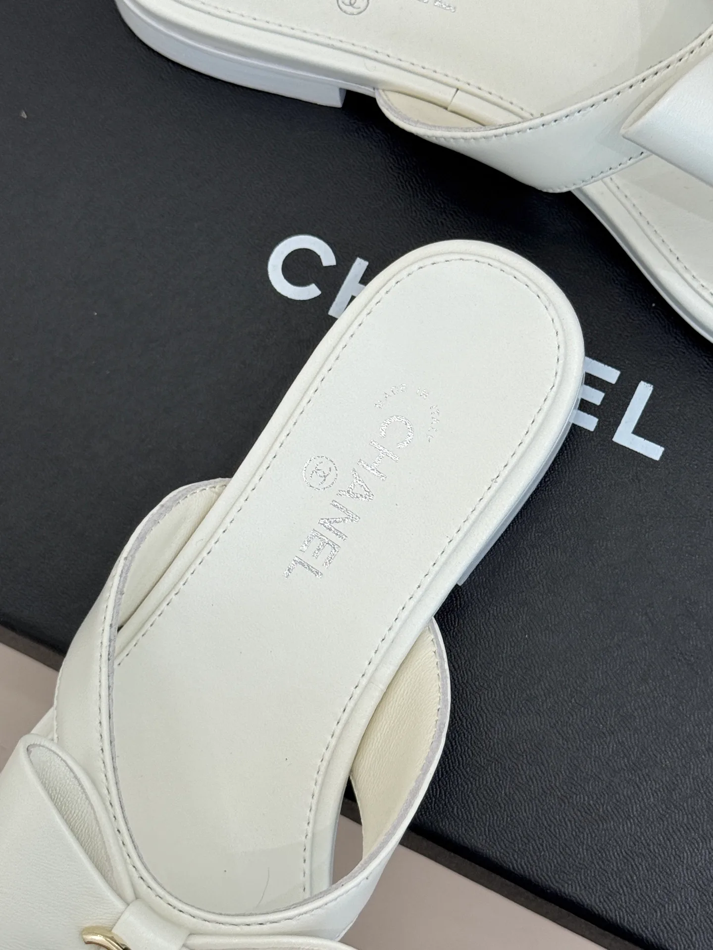 Women's Flip-Flops CHANEL 16965746
