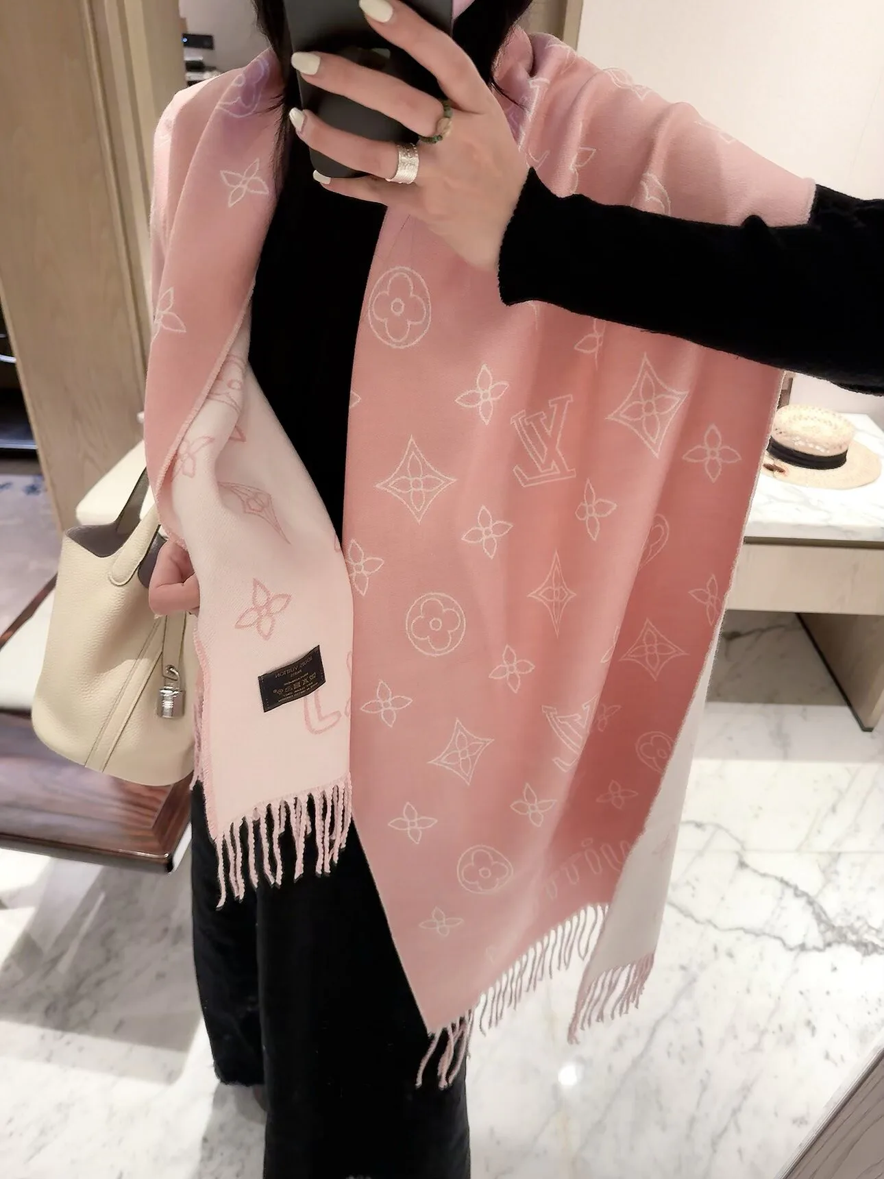 Scarves LOUIS VUITTON 18377556
