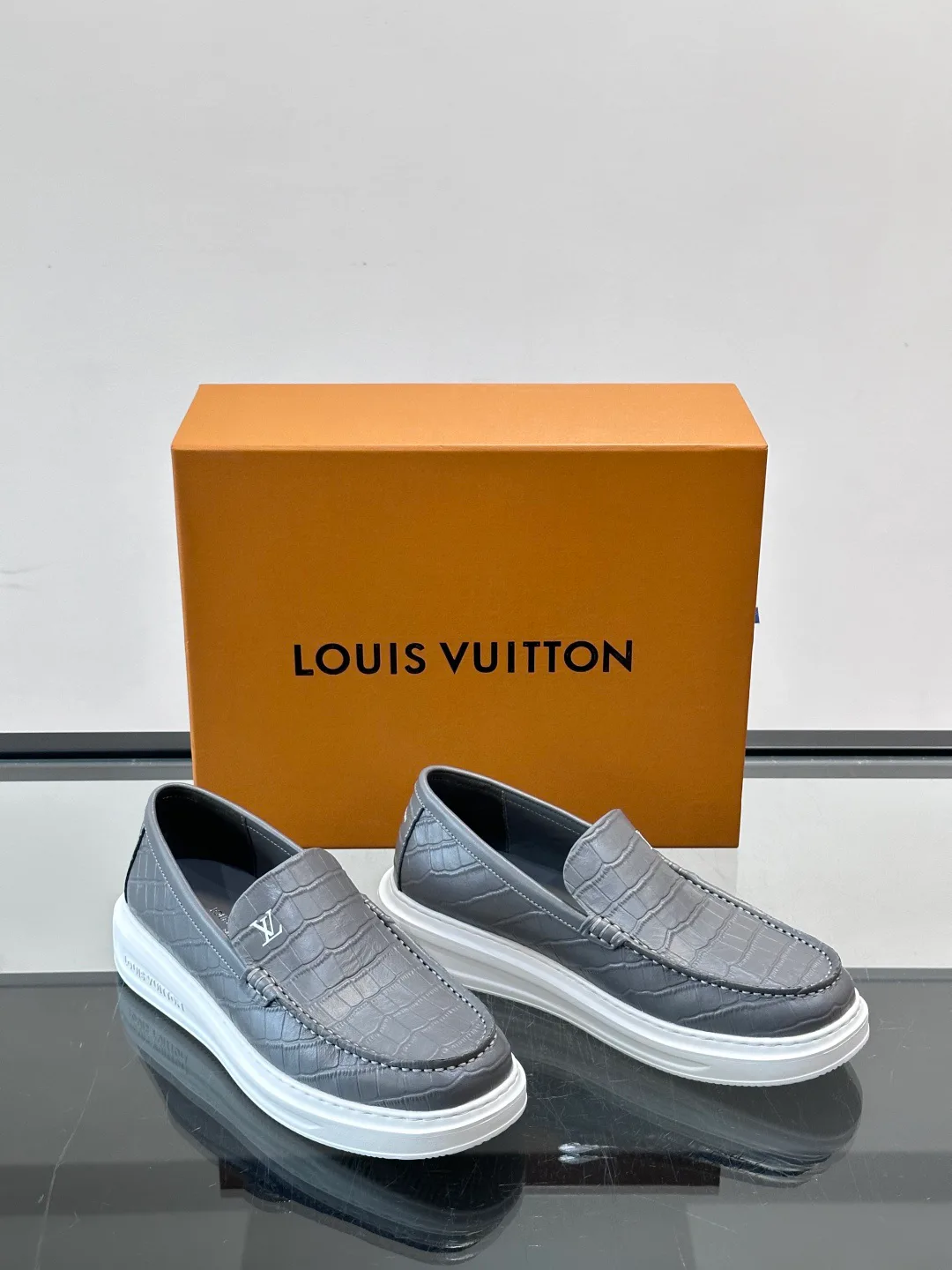 Men's Loafers And Dress Shoes LOUIS VUITTON 17806104