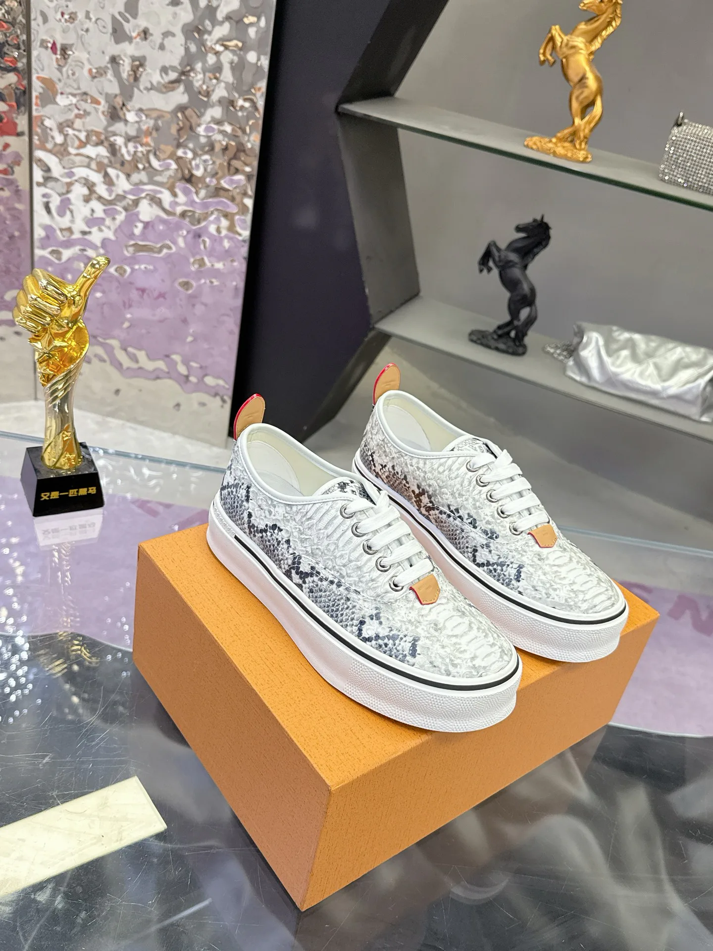 Men's Sneakers LOUIS VUITTON 17930911