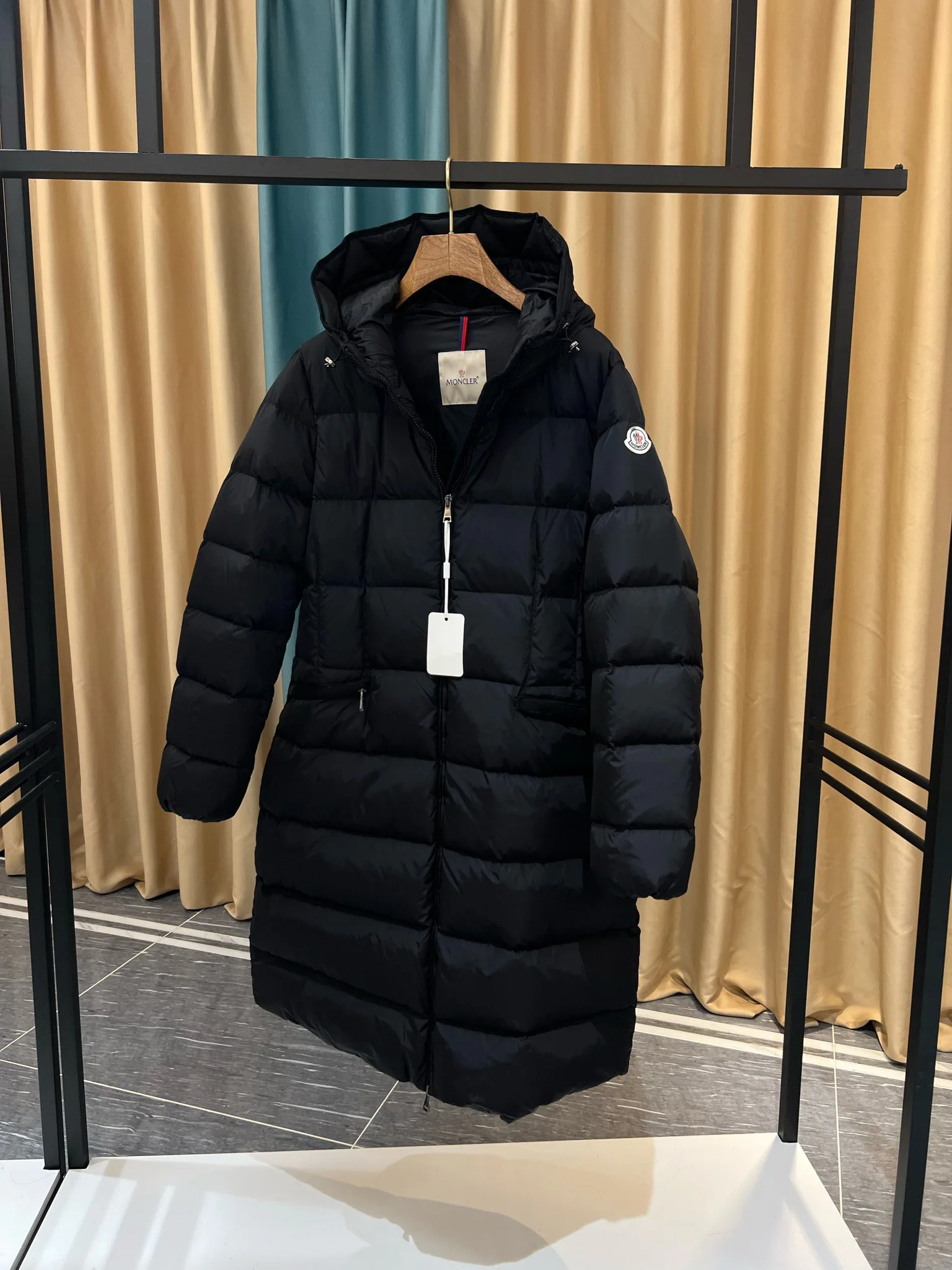 Women's Jackets And Down Jackets MONCLER 18111548