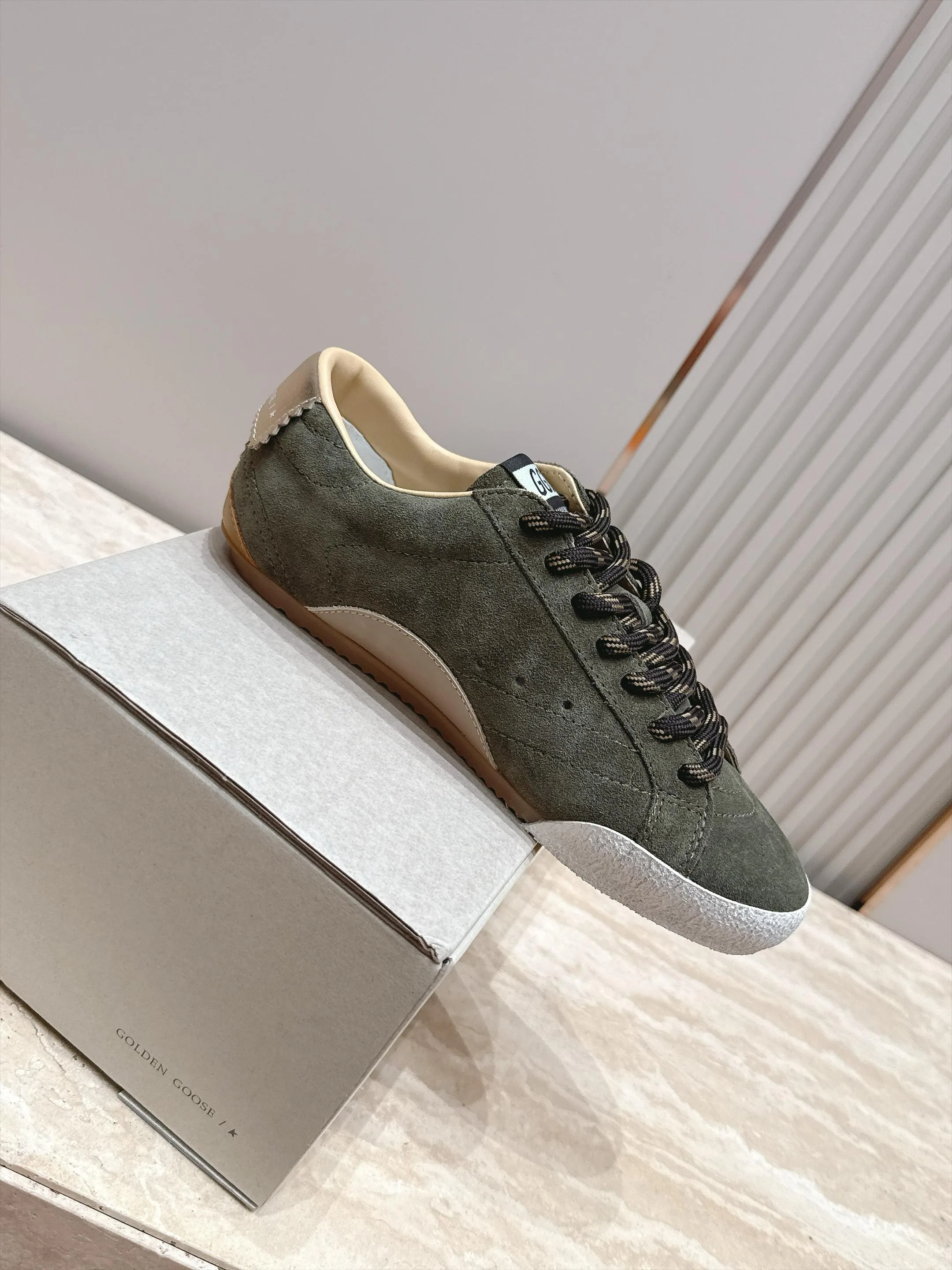 Women's Sneakers GOLDEN GOOSE 18420766