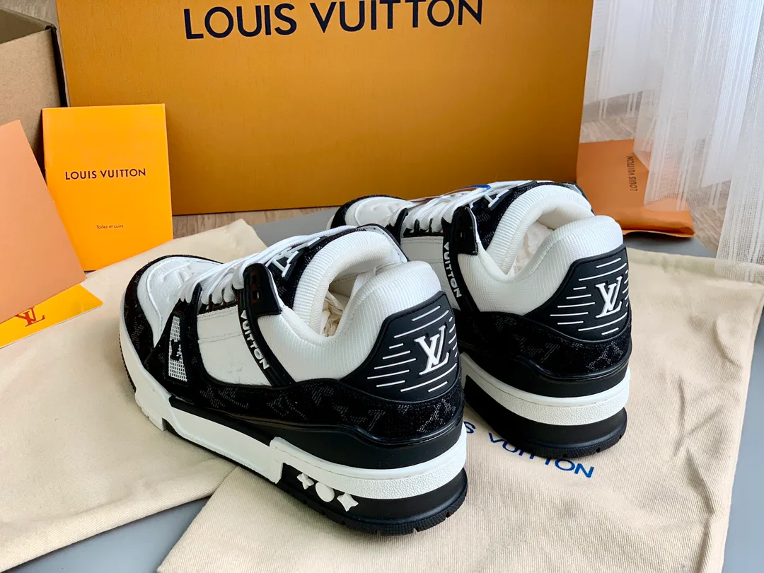 Women's Sneakers LOUIS VUITTON 18014129