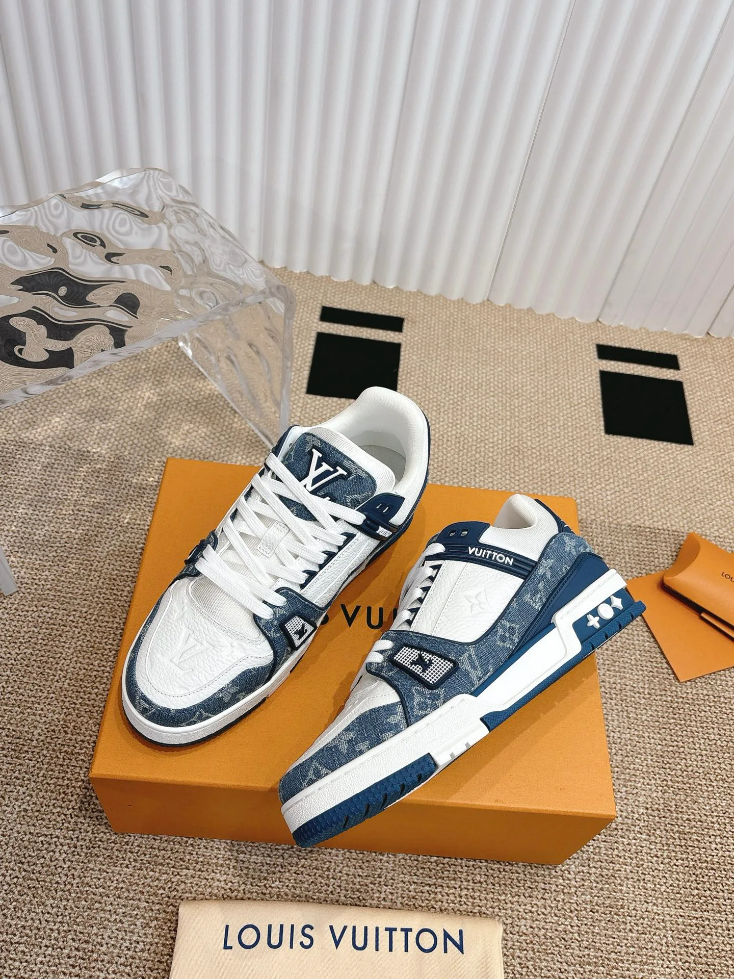 Women's Sneakers LOUIS VUITTON 18324774