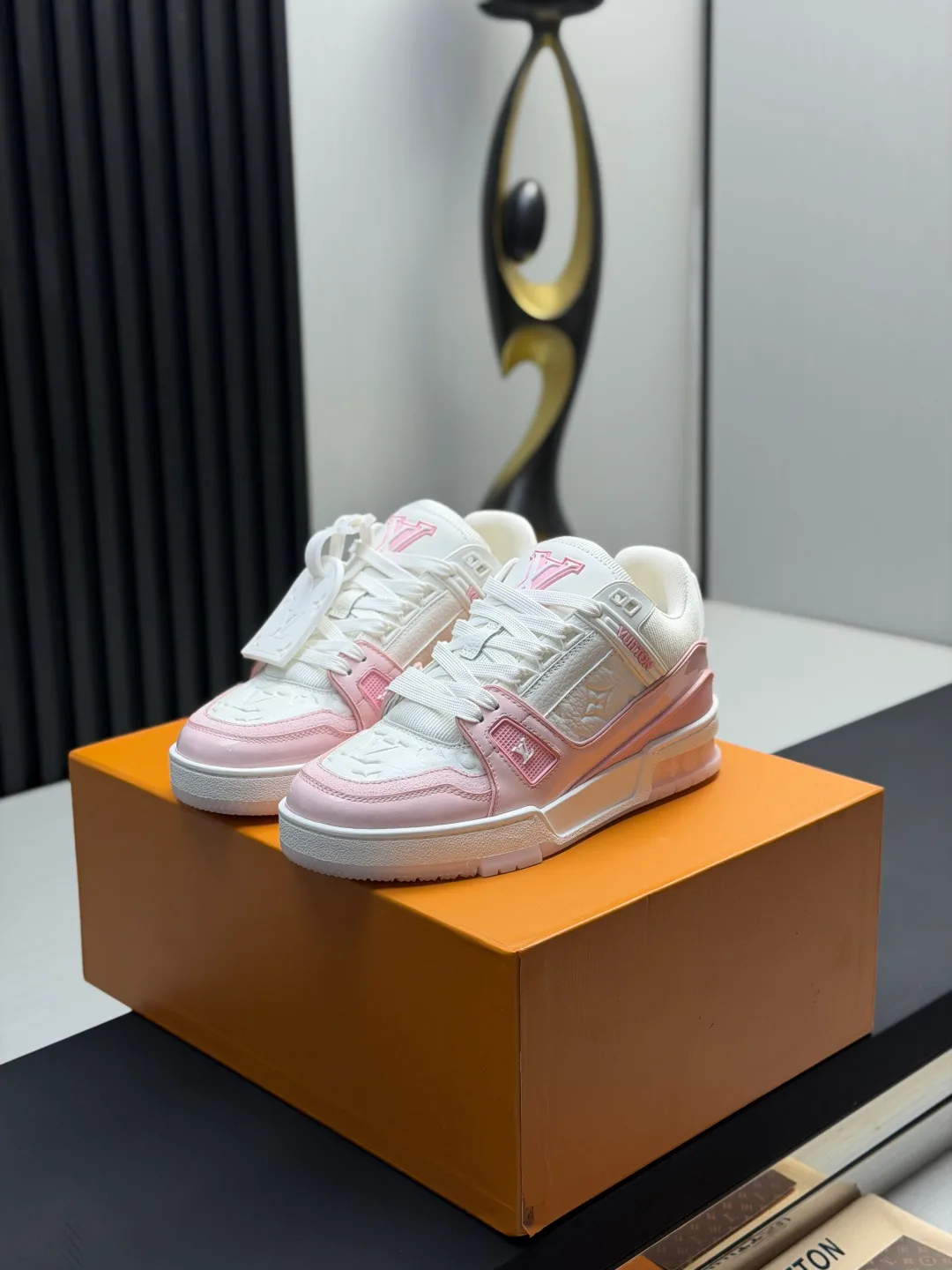 Women's Sneakers LOUIS VUITTON 18011596
