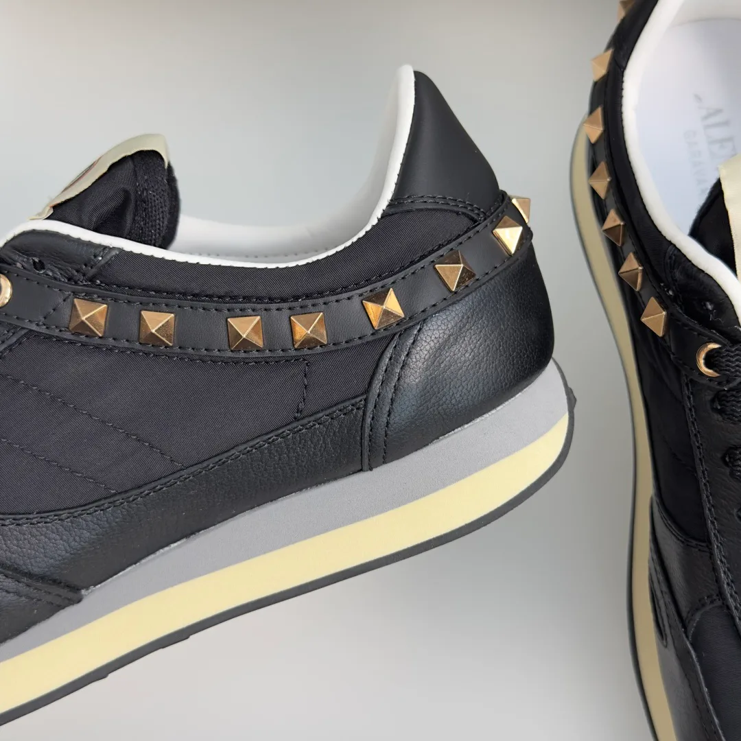Women's Sneakers VALENTINO 17950499