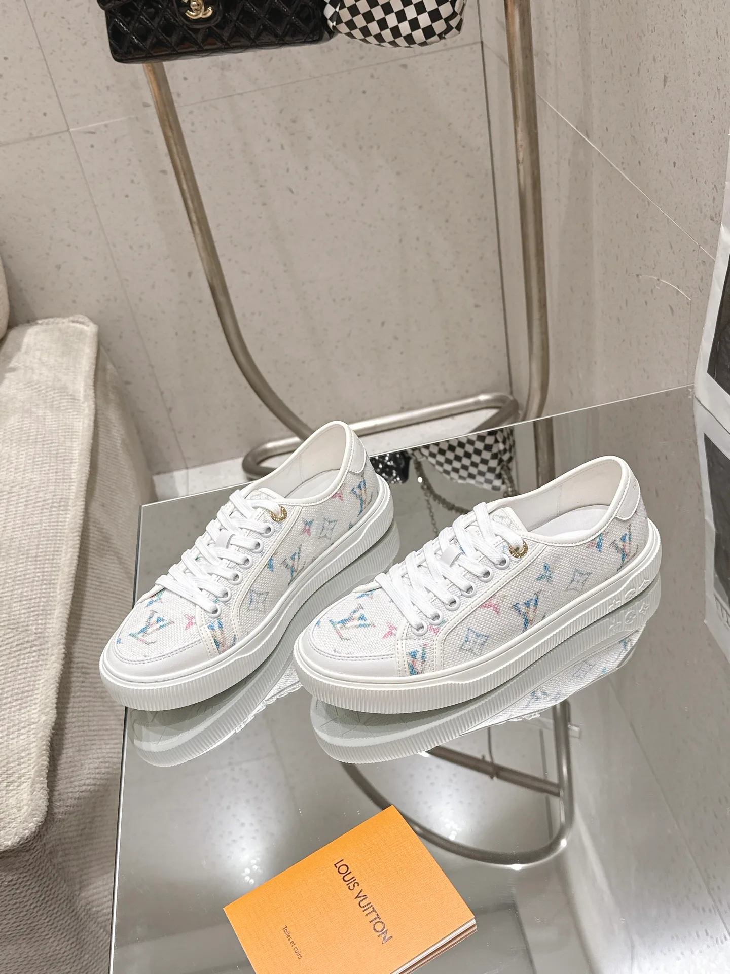 Women's Sneakers LOUIS VUITTON 18543572