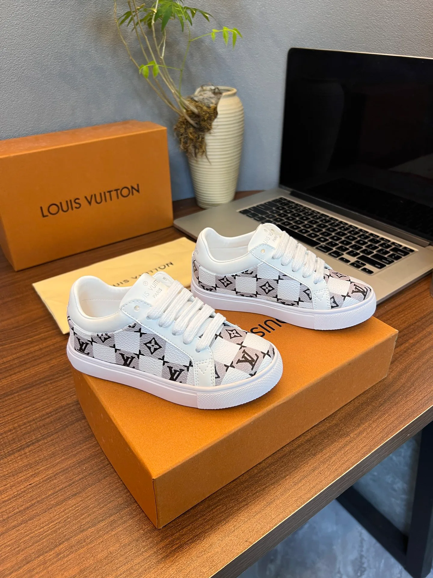 Women's Sneakers LOUIS VUITTON 18077545