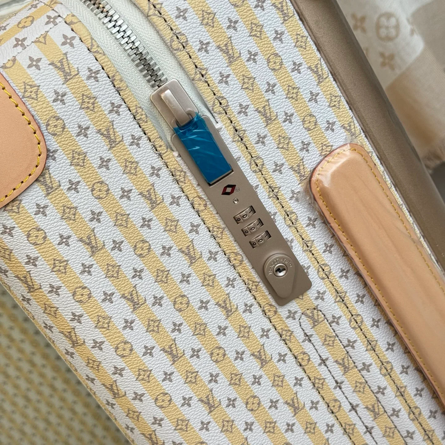 Suitcases LOUIS VUITTON 17675230